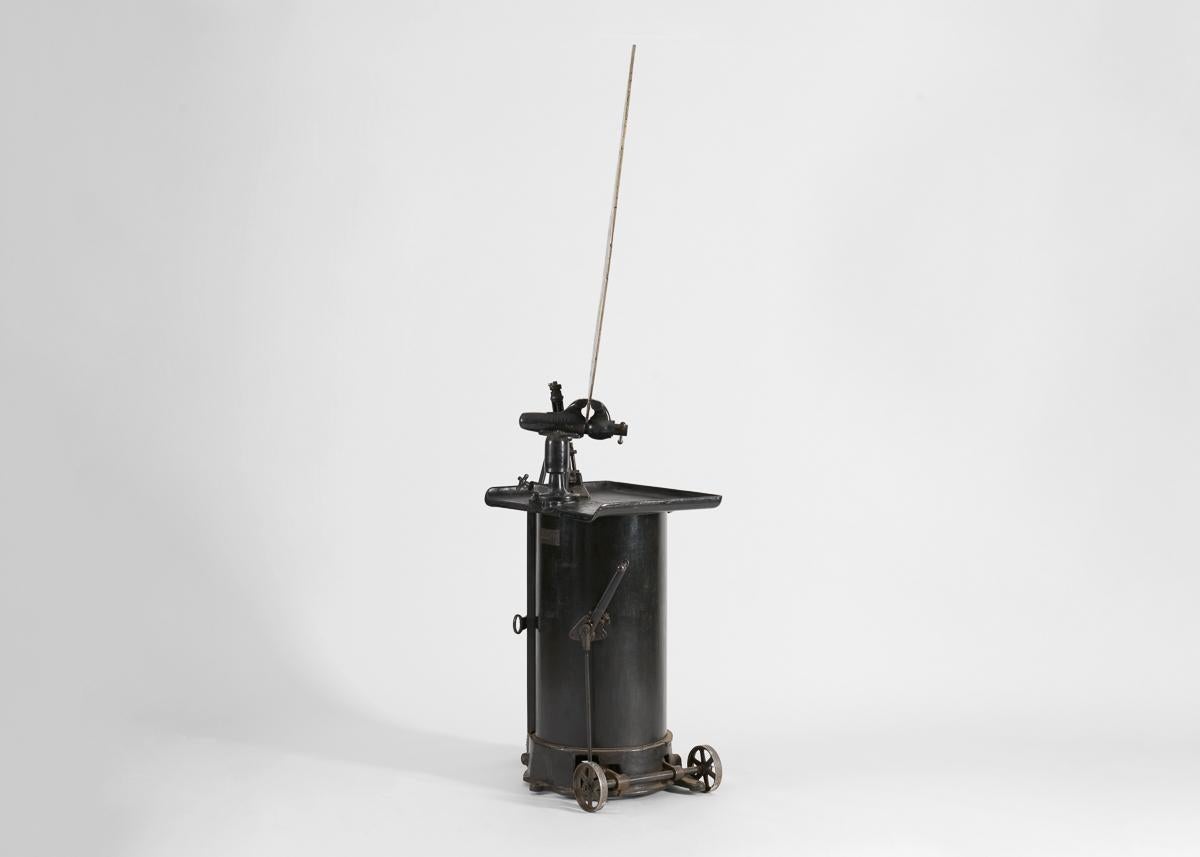 OR 06, Skulptur einer Mondscheibenskulptur auf mechanischem Sockel im Zustand „Gut“ im Angebot in New York, NY