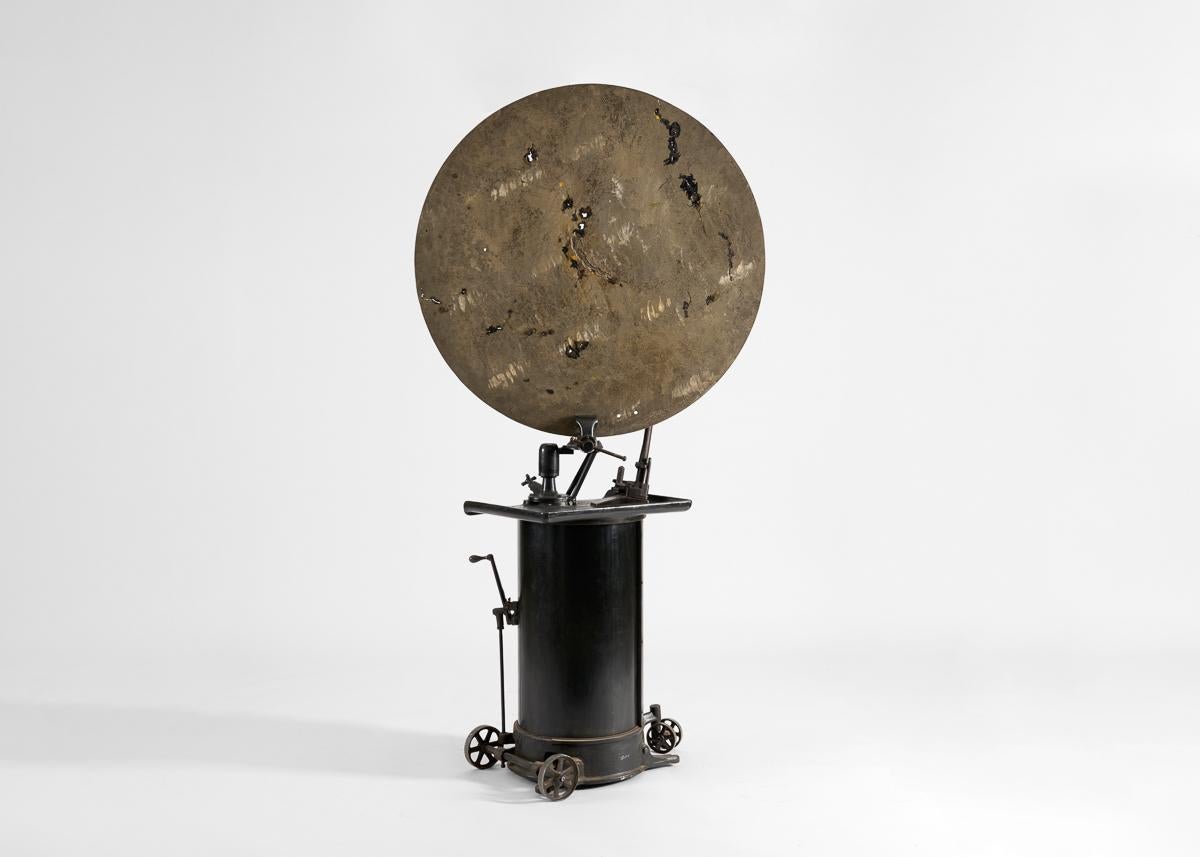 XXI secolo e contemporaneo OR 06, scultura di disco lunare su base meccanica in vendita