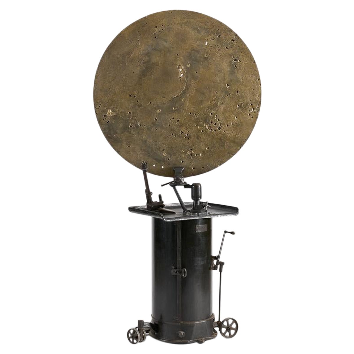 OR 06, Skulptur einer Mondscheibenskulptur auf mechanischem Sockel