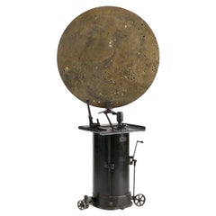 OR 06, Skulptur einer Mondscheibenskulptur auf mechanischem Sockel
