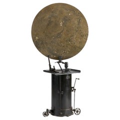 OR 06, Escultura de disco lunar sobre base mecánica
