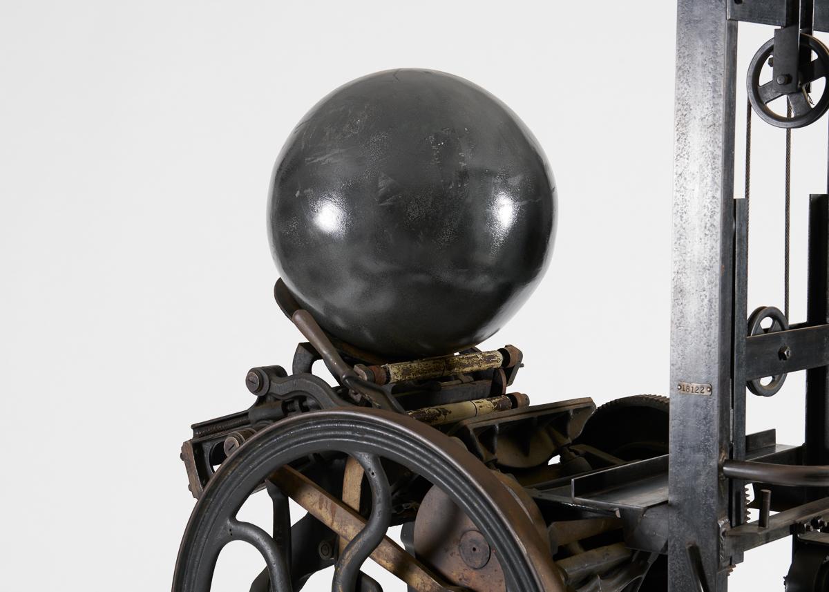 
Thierry Despont era conosciuto soprattutto per il suo studio di architettura di grande successo, ma era anche un artista affermato. Alcune delle sue opere più interessanti sono una serie di sculture realizzate con attrezzi o componenti trovati,