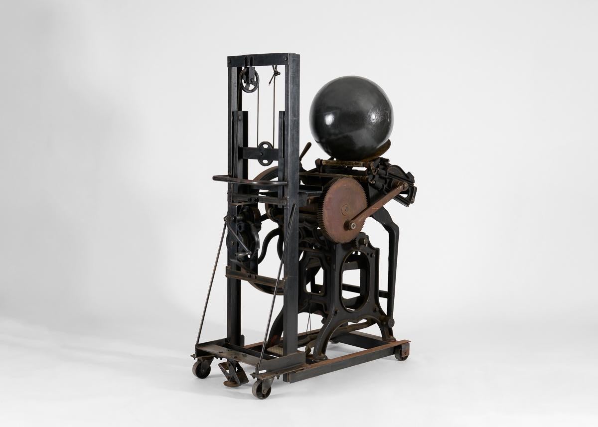 Americano OR 08, Scultura meccanica con pressa e globo in vendita