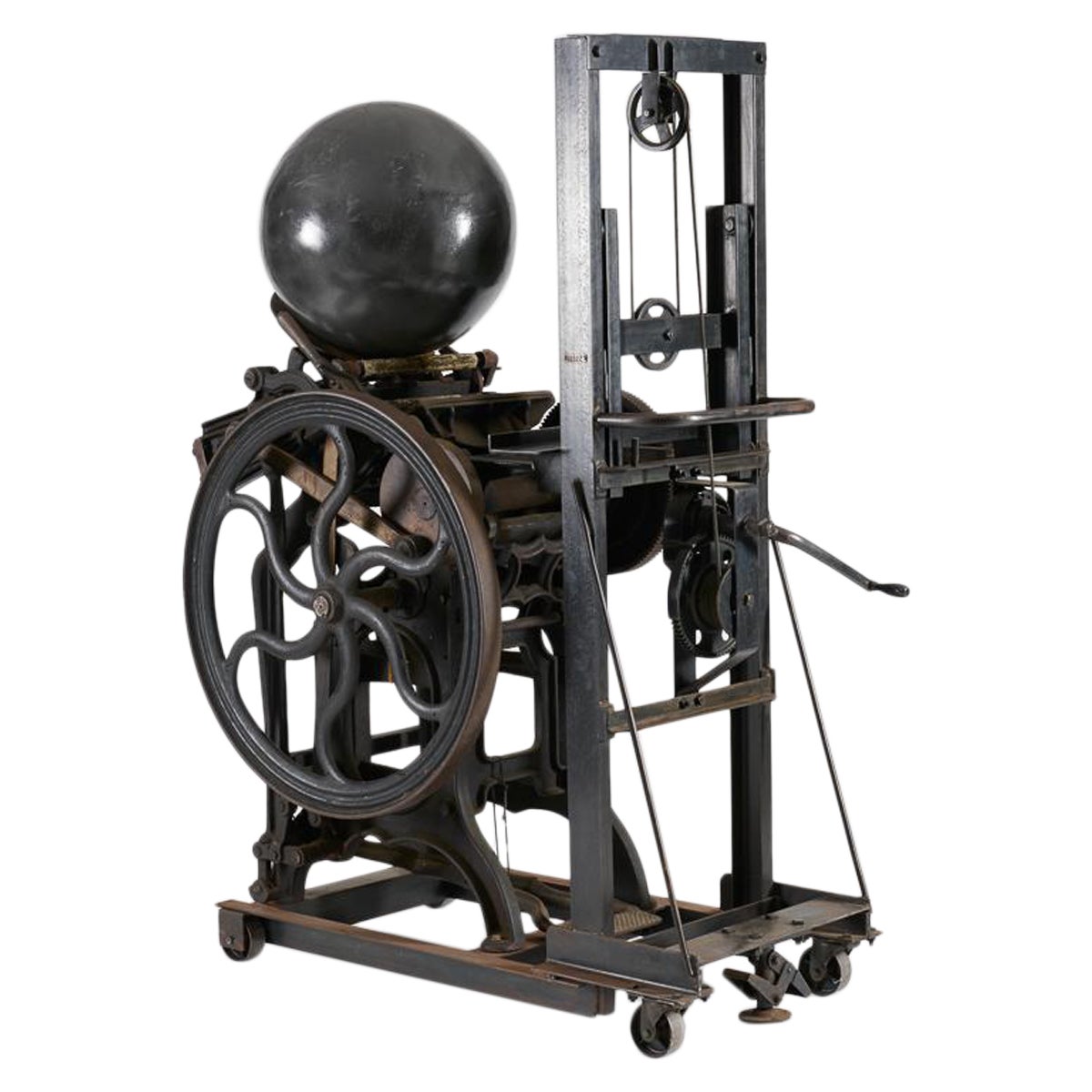 OR 08, Mechanische Skulptur mit Druckpresse und Kugel im Angebot