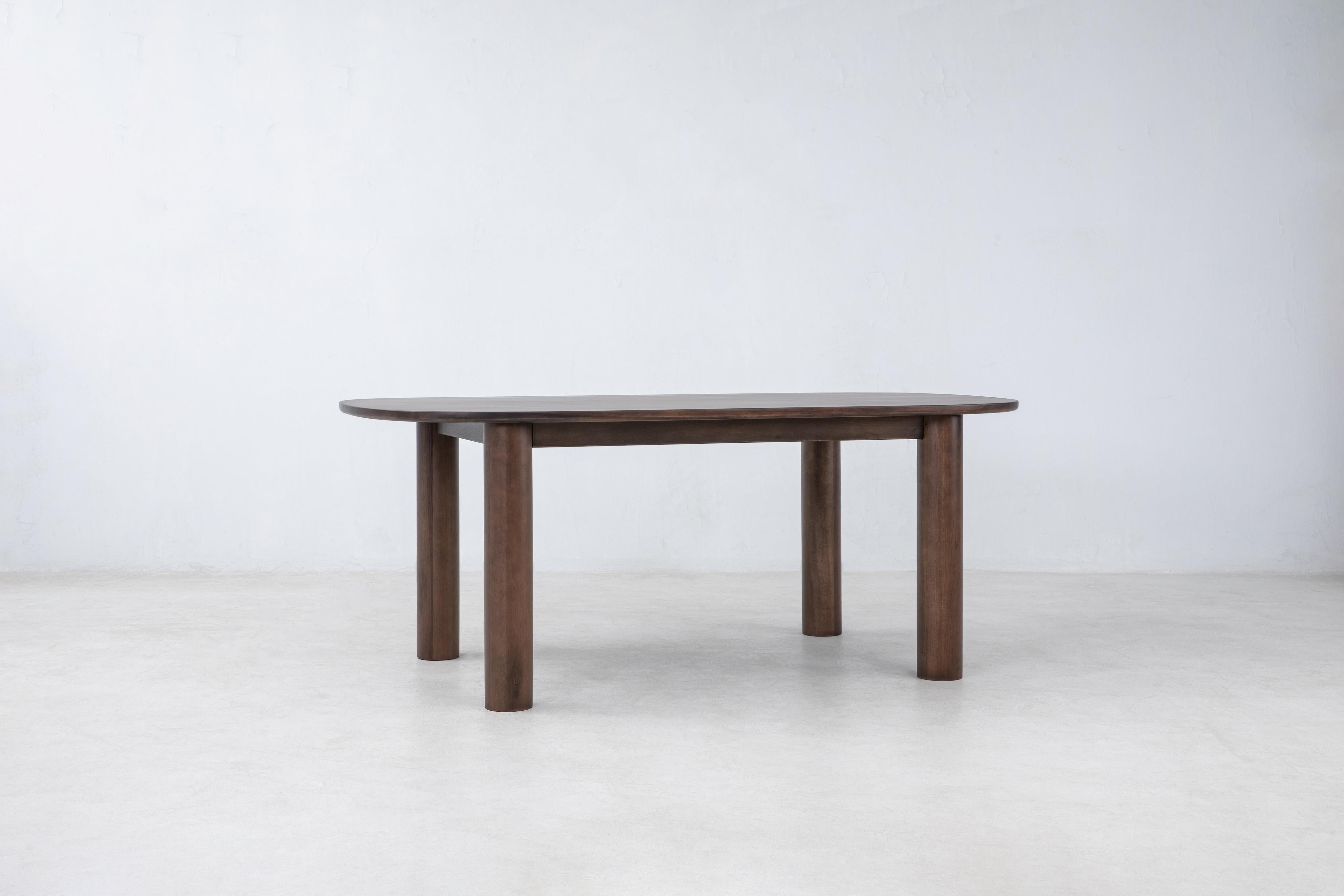 Inspirée par les courbes, la table Ora Dining contraste avec les bords durs et les profils minces des tables traditionnelles, avec un plateau arrondi et de larges pieds cylindriques. 

Bois massif de makata

Fabriqué à la main à l'aide d'une