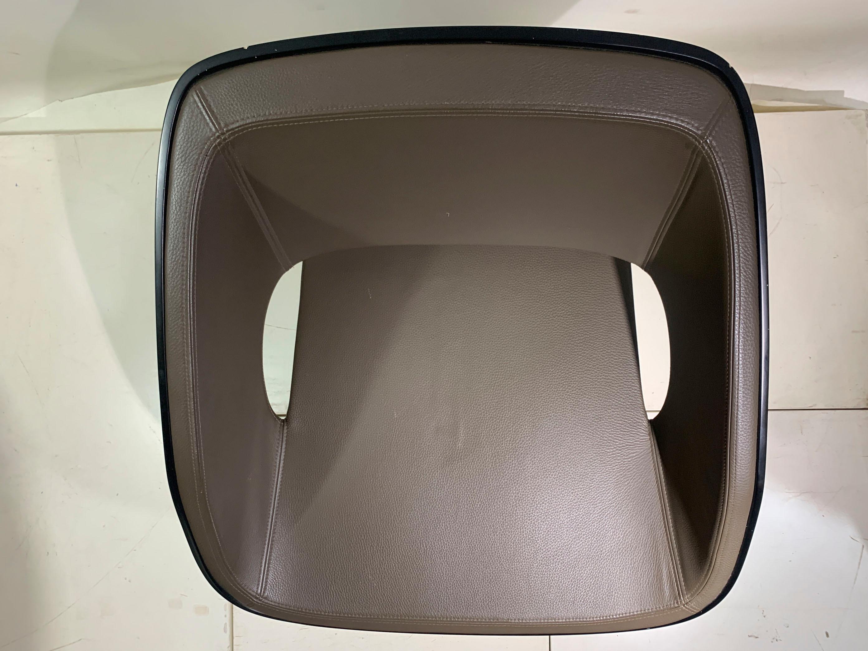 Cassant tous les codes établis, la chaise en polyuréthane ORA-GAMI, au design original,  véritable icône de la collection 
