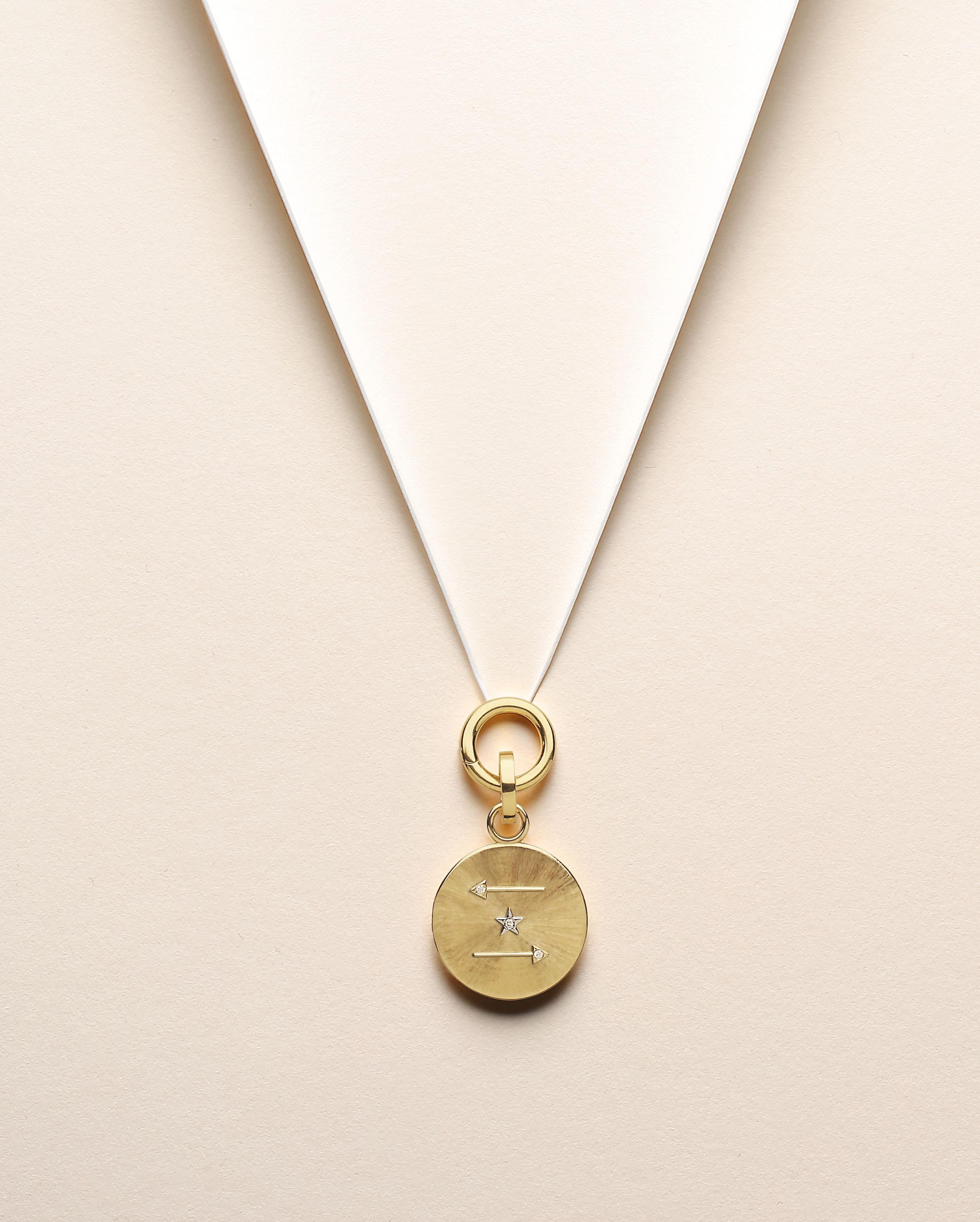 «ORA » Pendentif talisman en or et soie YG 18 carats, fermoirs ouverts et diamants blancs Unisexe en vente