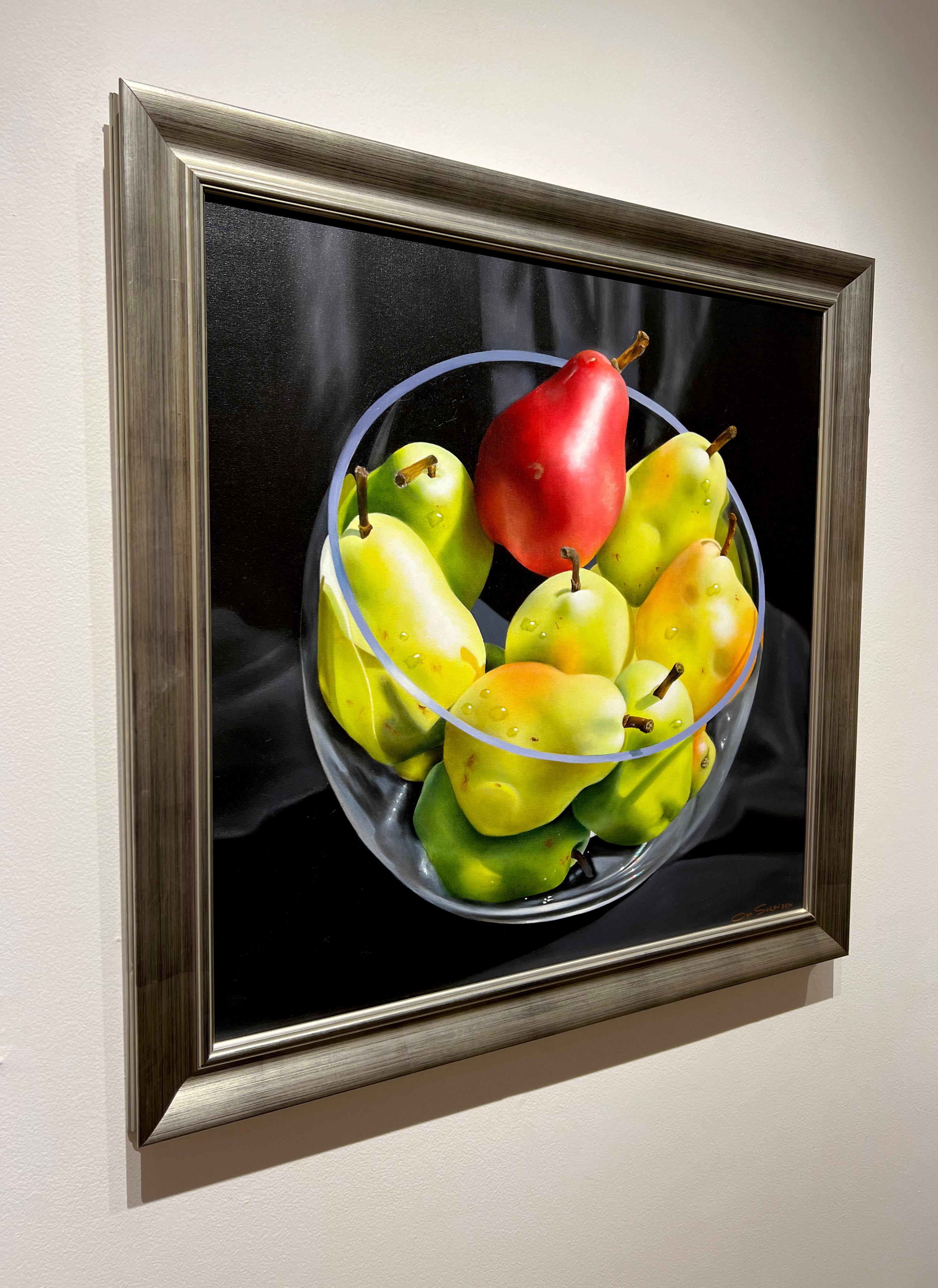 Ora Sorensen, « Une poire rouge », peinture à l'huile sur toile - Bol à fruits 30x30  en vente 2