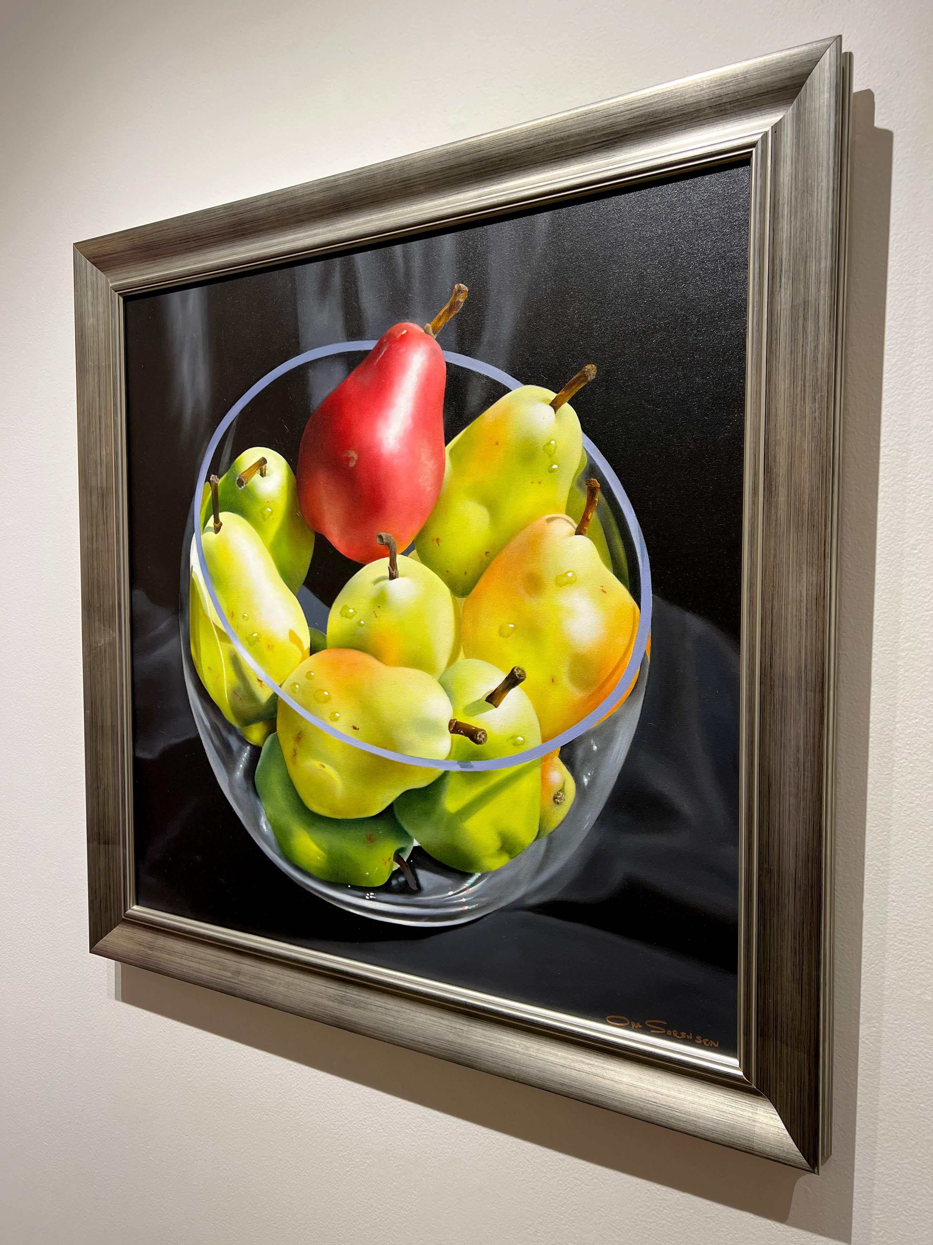 Ora Sorensen, « Une poire rouge », peinture à l'huile sur toile - Bol à fruits 30x30  en vente 3