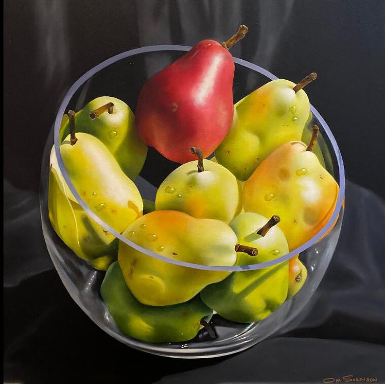 Cette œuvre, "Une poire rouge", est une peinture à l'huile sur toile 30x30 de l'artiste Ora Sorensen. Cette pièce est composée d'un bol en verre transparent rempli de poires vertes et d'une seule poire rouge. L'arrière-plan est une nappe noire qui