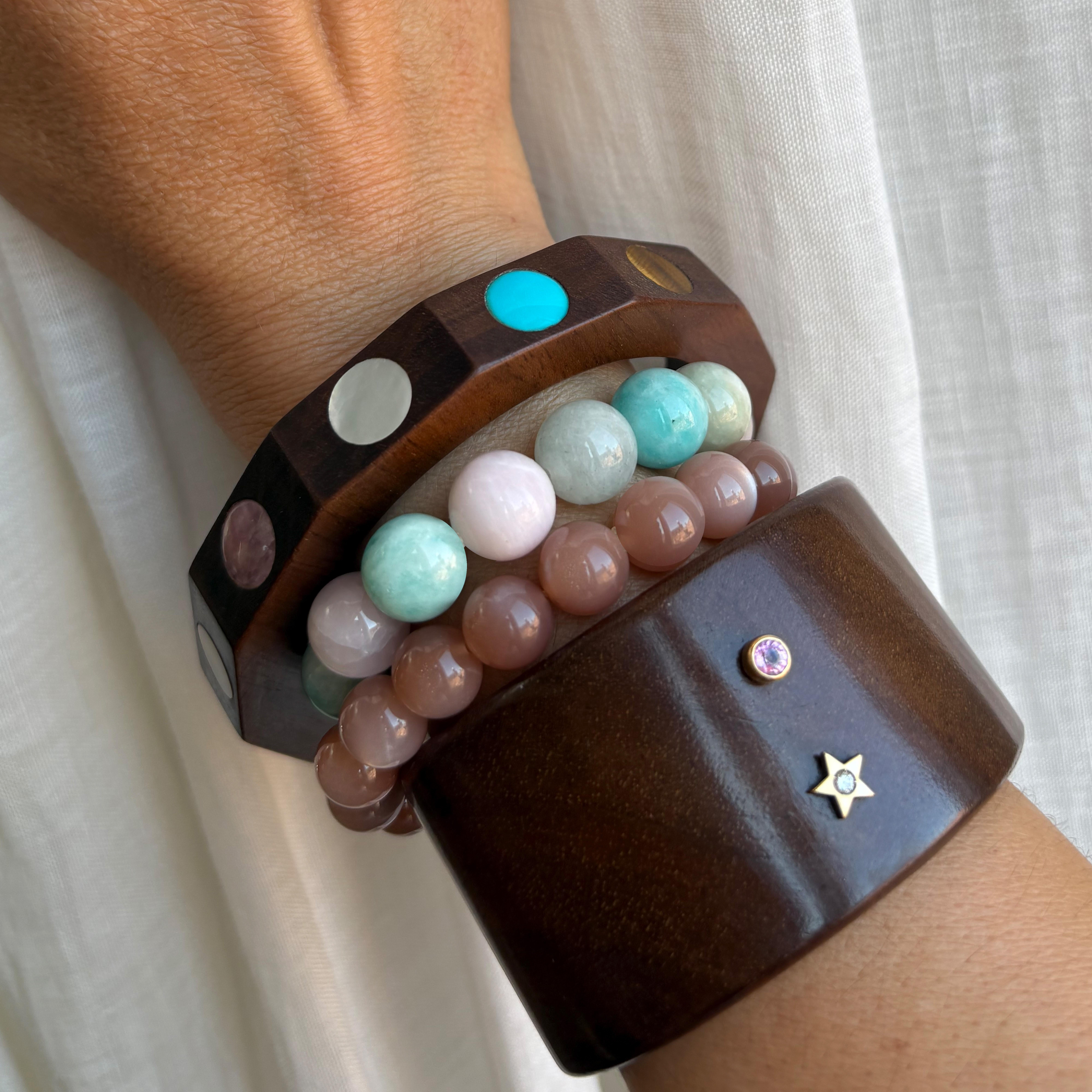 Contemporaneo Ora Wood Sunrise Cuff Bracelet with Pink Sapphire and white Diamond in vendita