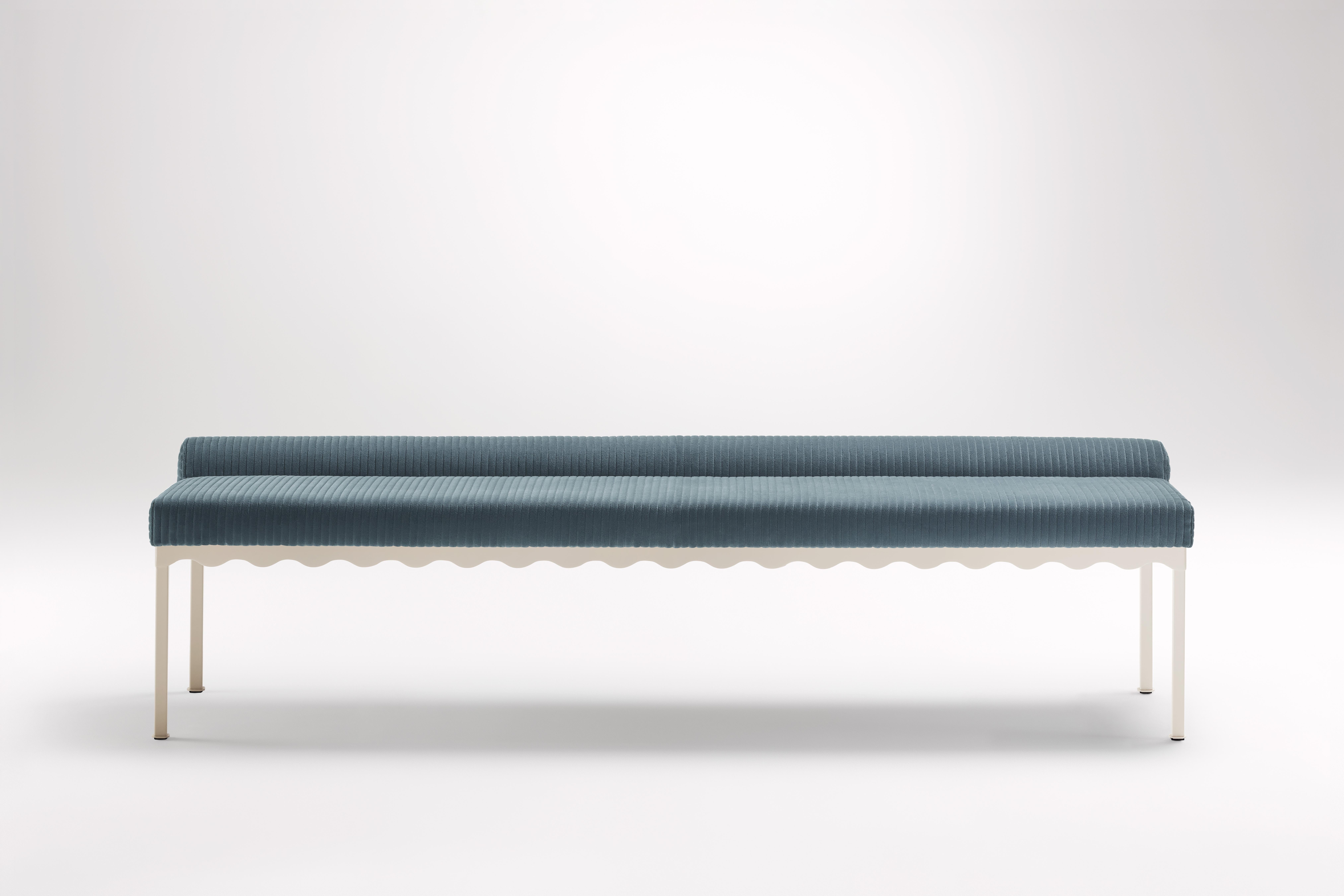 Oracle Bellini 2040 Bank von Coco Flip
Abmessungen: T 204 x B 54 x H 52,5 cm
MATERIALIEN: Holz / gepolsterte Platten, pulverbeschichteter Stahlrahmen. 
Gewicht: 30 kg
Rahmen-Oberflächen: Textura Paperbark.

Coco Flip ist ein Studio für Möbel- und