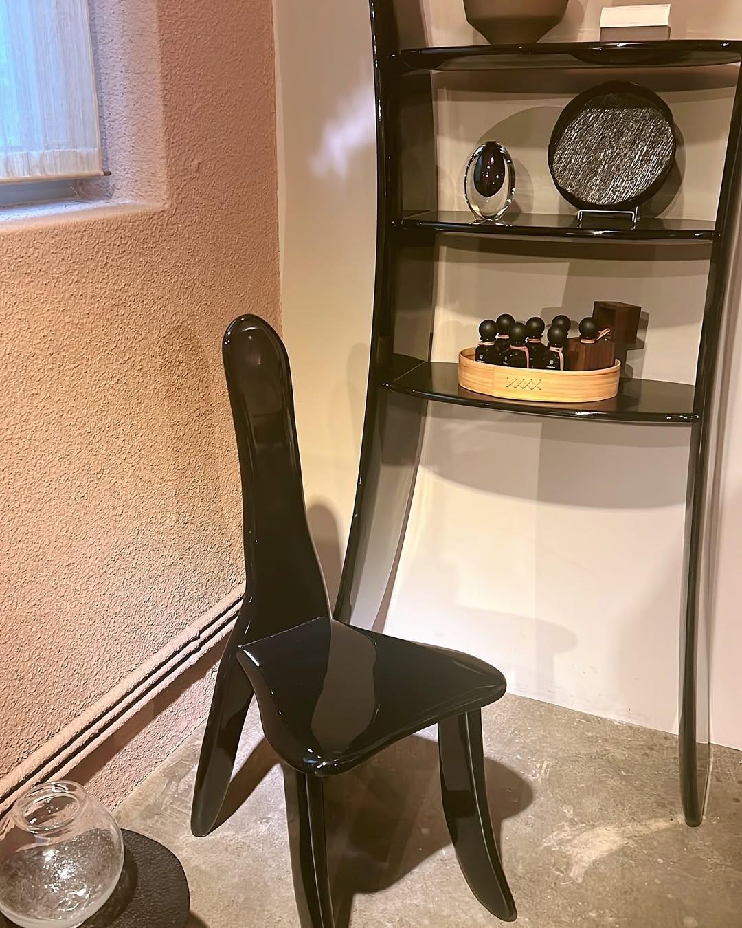 Bois Contemporary High Lacquered Black Organic Ash Wood Chair by kar en vente