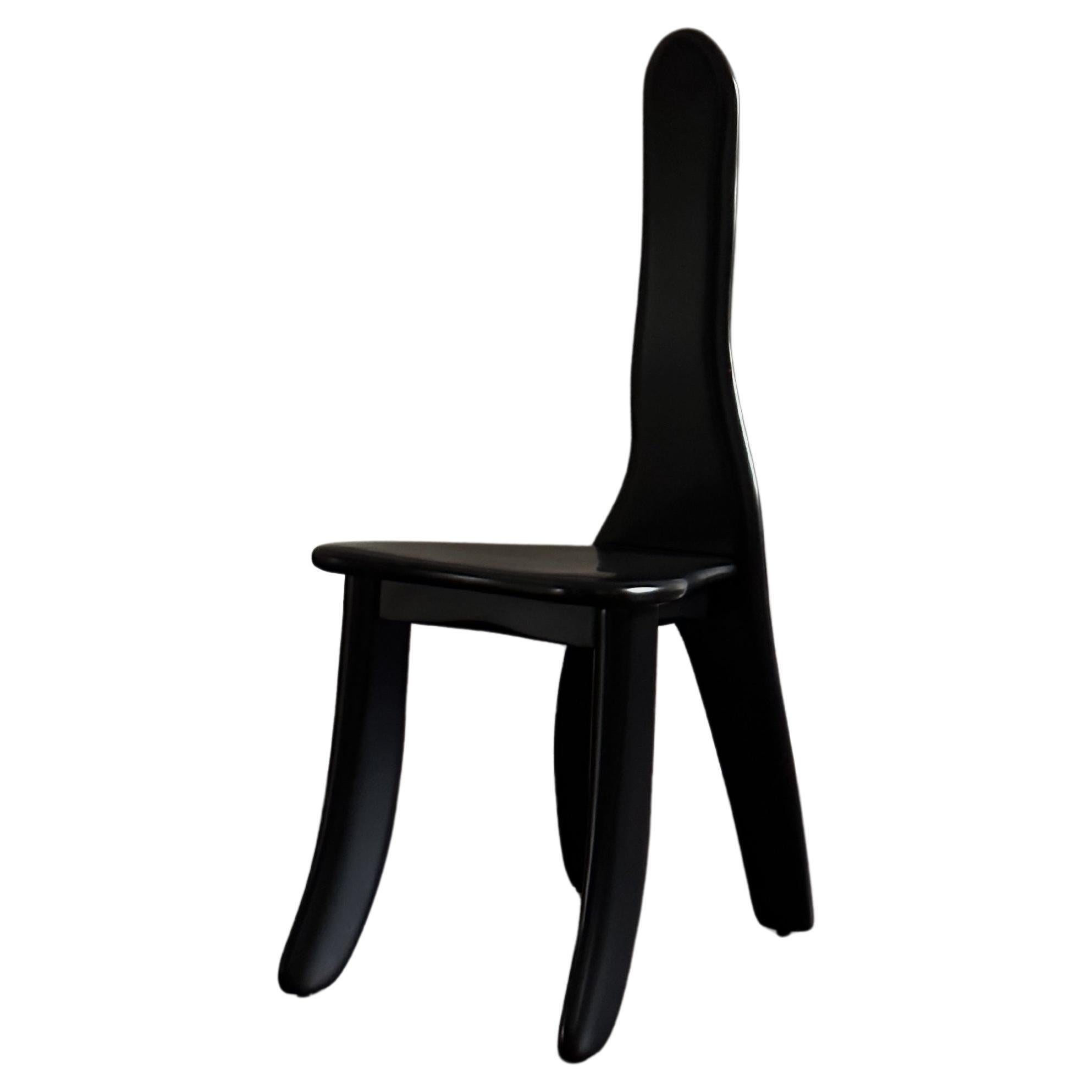 Chaise contemporaine en frêne noir sculptée à la main Finition mate par kar