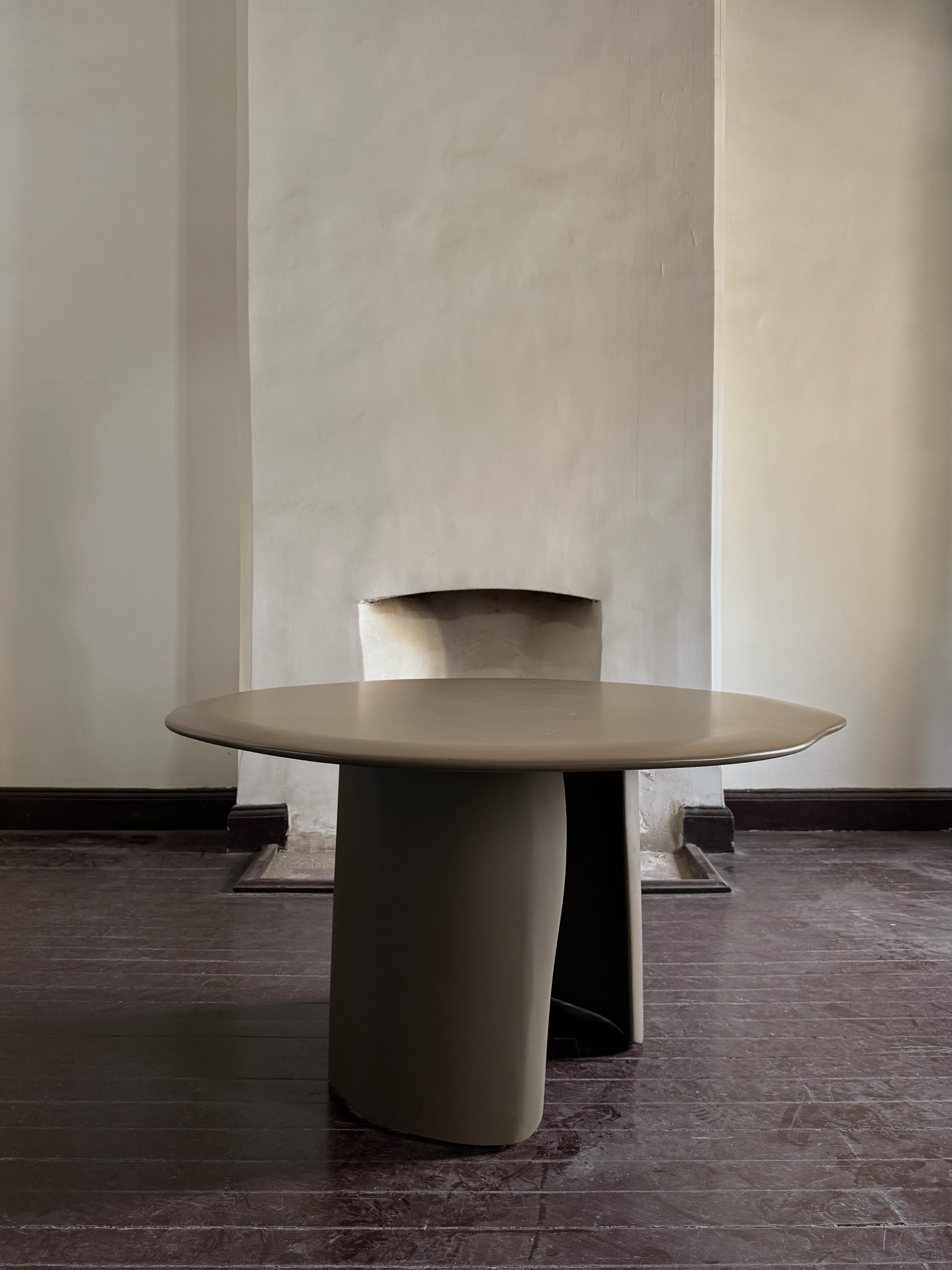 Mesa redonda Oracle por kar
Dimensiones: D 138 x 75 cm.
Materiales: Madera.


Kar, es la raíz del sánscrito Karma, que significa repetición kármica. Buscamos la causa y el efecto en la estética, inspirándonos en el pasado, el presente y el futuro, y