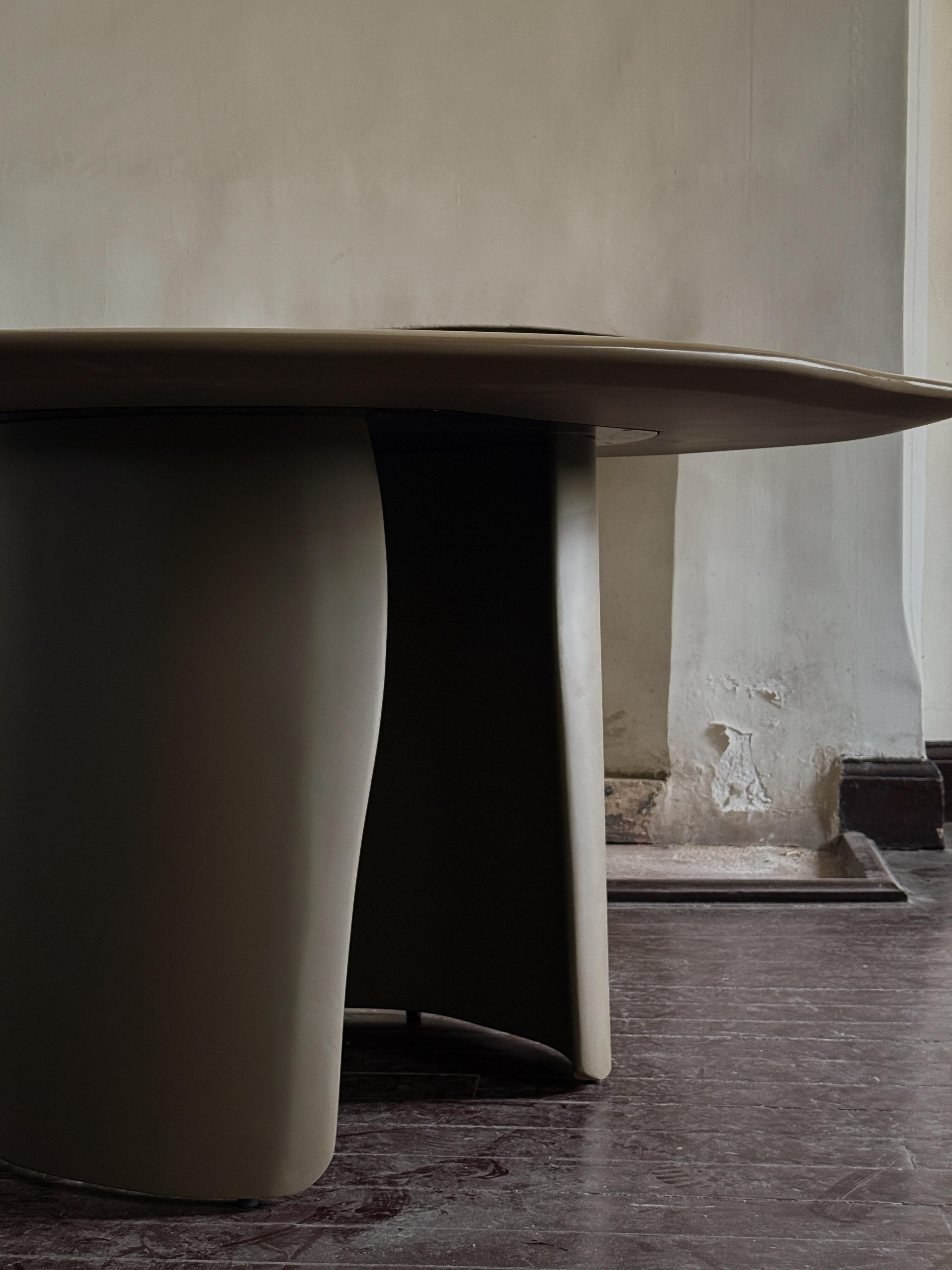 Mesa contemporánea de patas orgánicas esculpidas y tapa redonda de madera marrón by kar Chino en venta