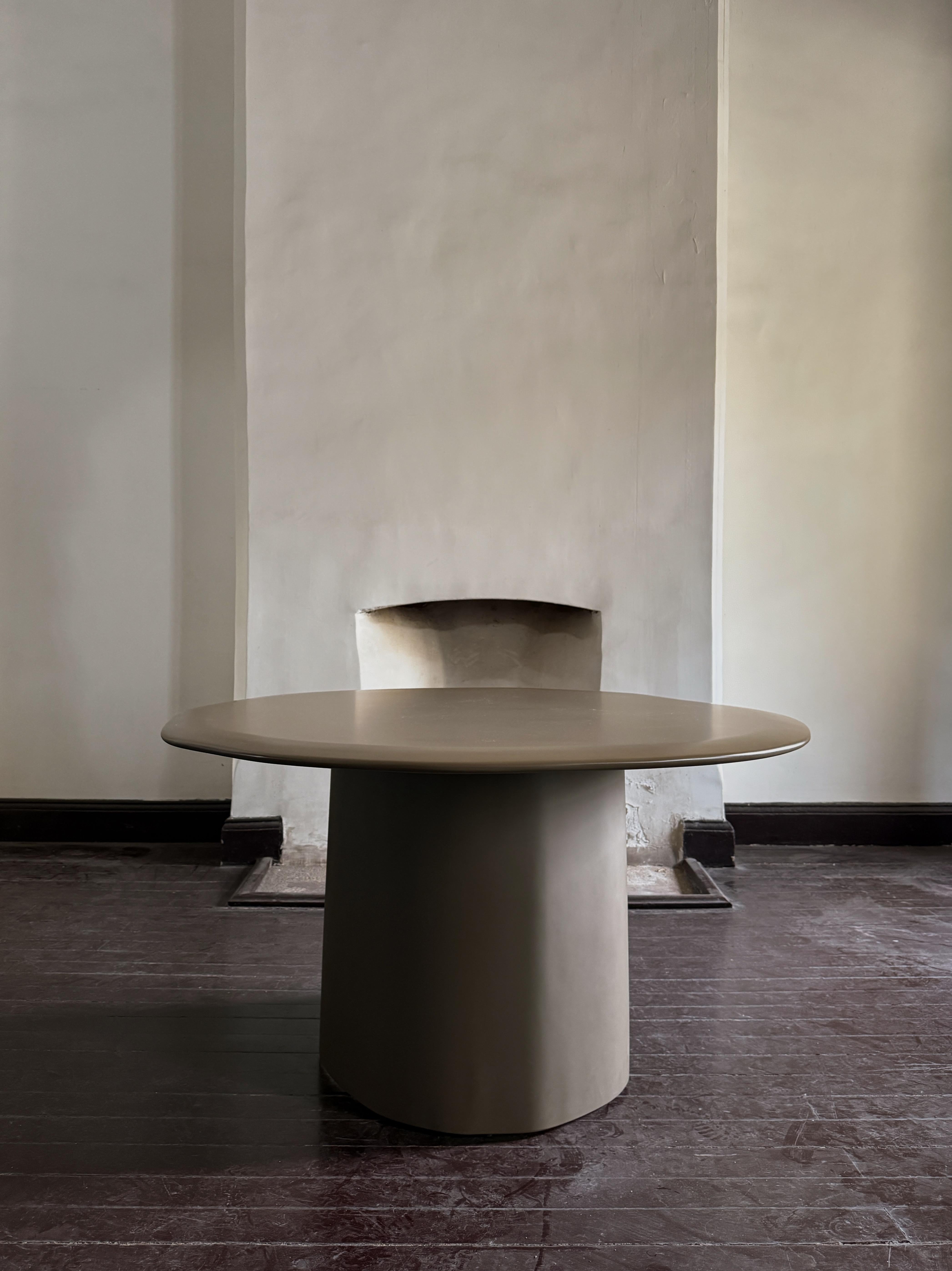 Mesa contemporánea de patas orgánicas esculpidas y tapa redonda de madera marrón by kar en Nuevo estado para la venta en Geneve, CH
