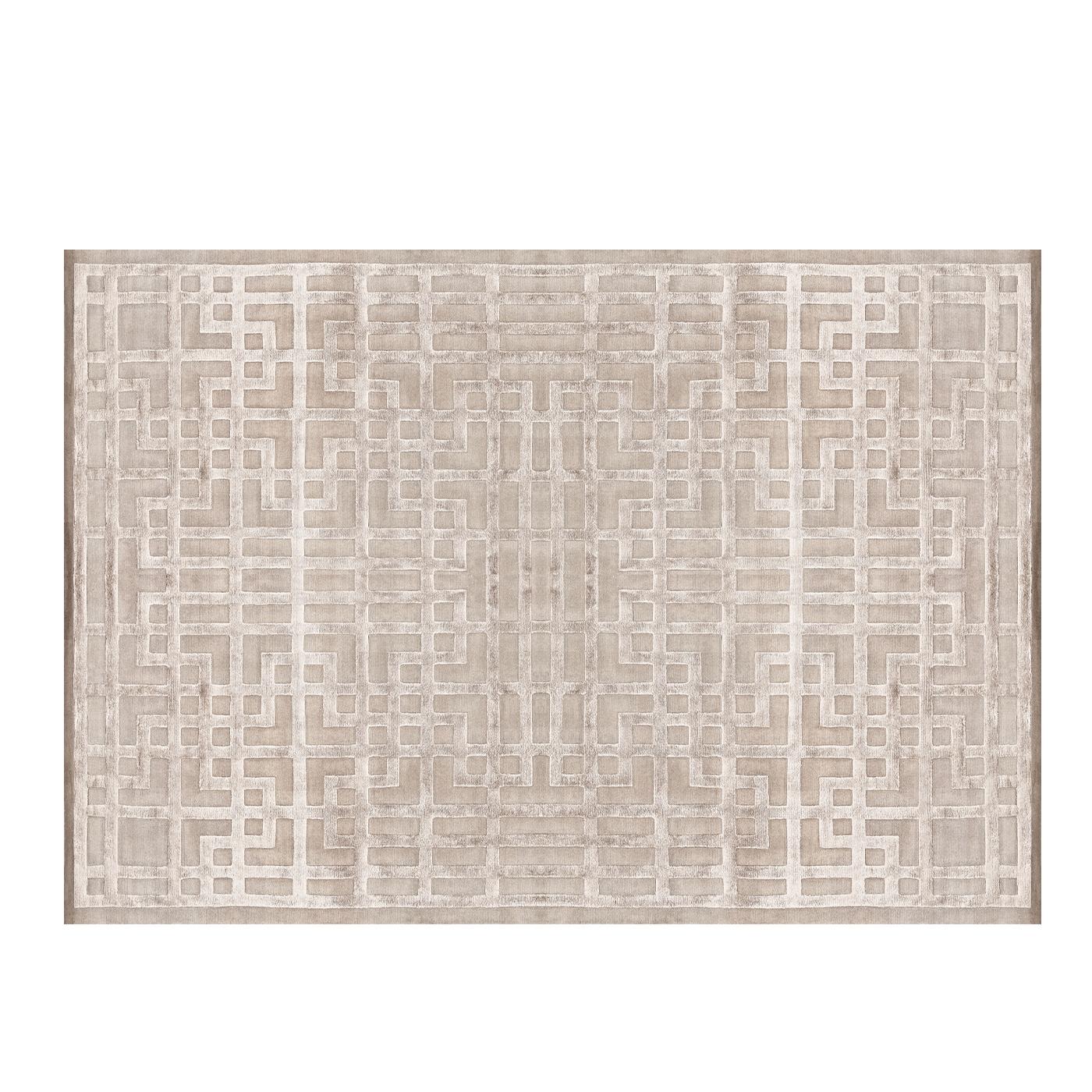 Marked by an intricate and stunning design recalling a labyrinth, this precious rug will effortlessly blend into a modern interior. Its sober and soft silhouette is achieved thanks to the manual work of Nepalese master weavers using 50% of silk and