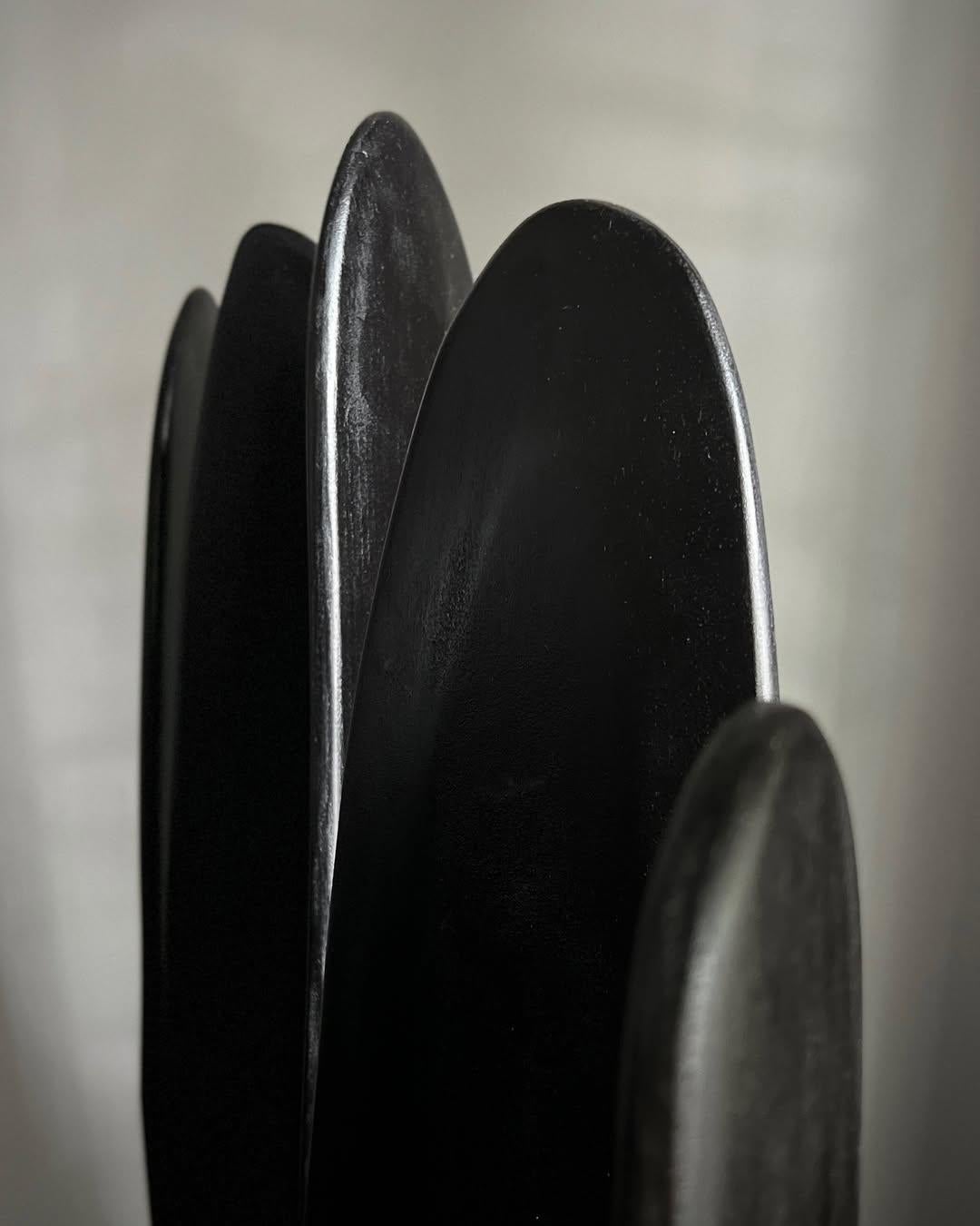 Struttura simile a un recinto, paravento contemporaneo in legno di frassino nero laccato alto di kar in vendita 5