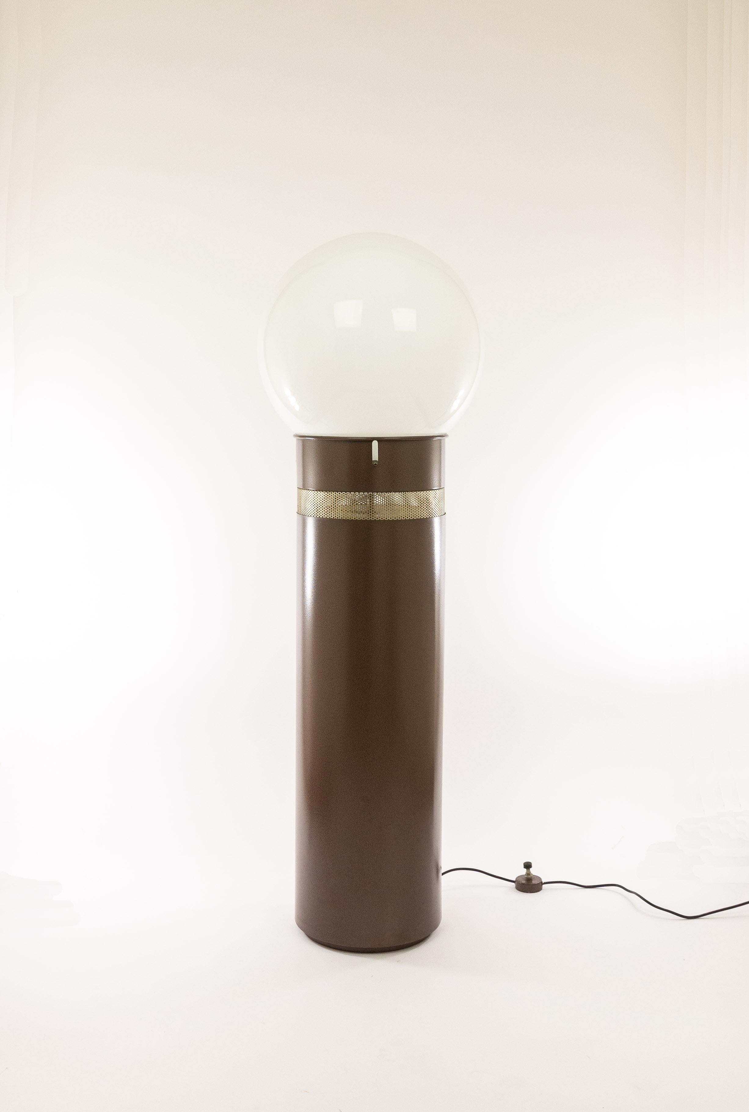 Oracolo floor lamp by Italian architect Gae Aulenti, executed by Artemide. This is the larger version, and it is 140 cm high. The smaller version is named Mezzoracolo, and the height of this lamp is 67 cm.

A large white globe in opal glass sits