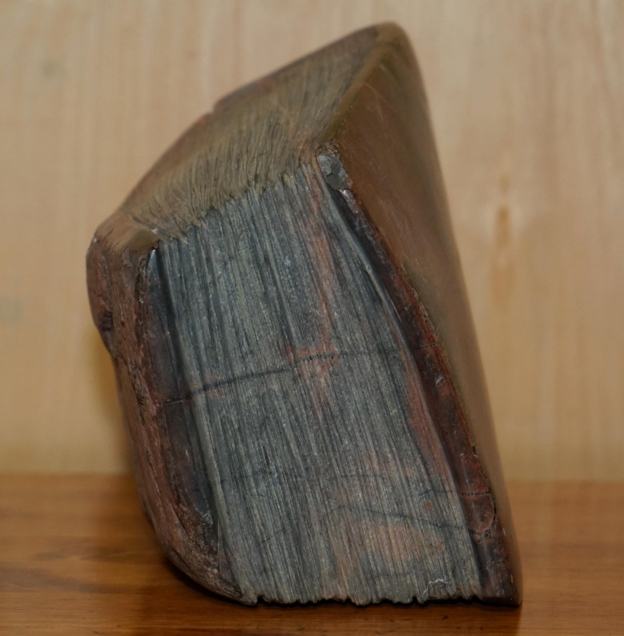 LIBRO ANTIGUO DE BIBLIOTECA TALLADO EN ROCA PARTE DE UN GRAN SUiTE principios del siglo XX en venta