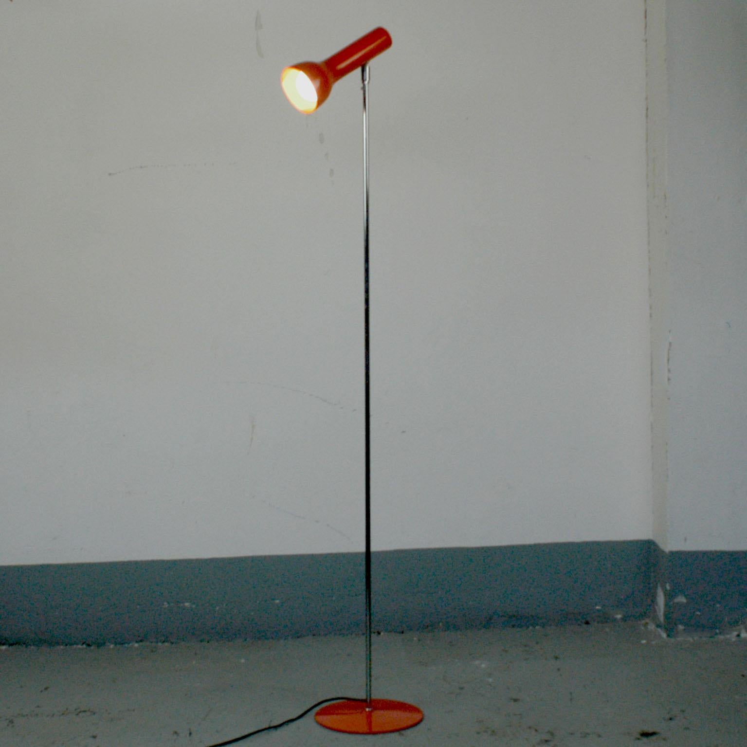 Diese charmante orangefarbene modernistische Stehlampe mit verstellbarem Schirm wurde 1966 von LAD Team für Swiss lamps International:: Zürich:: entworfen. 
Es ist in sehr gutem Originalzustand mit nur wenigen leichten Gebrauchsspuren. Perfekte