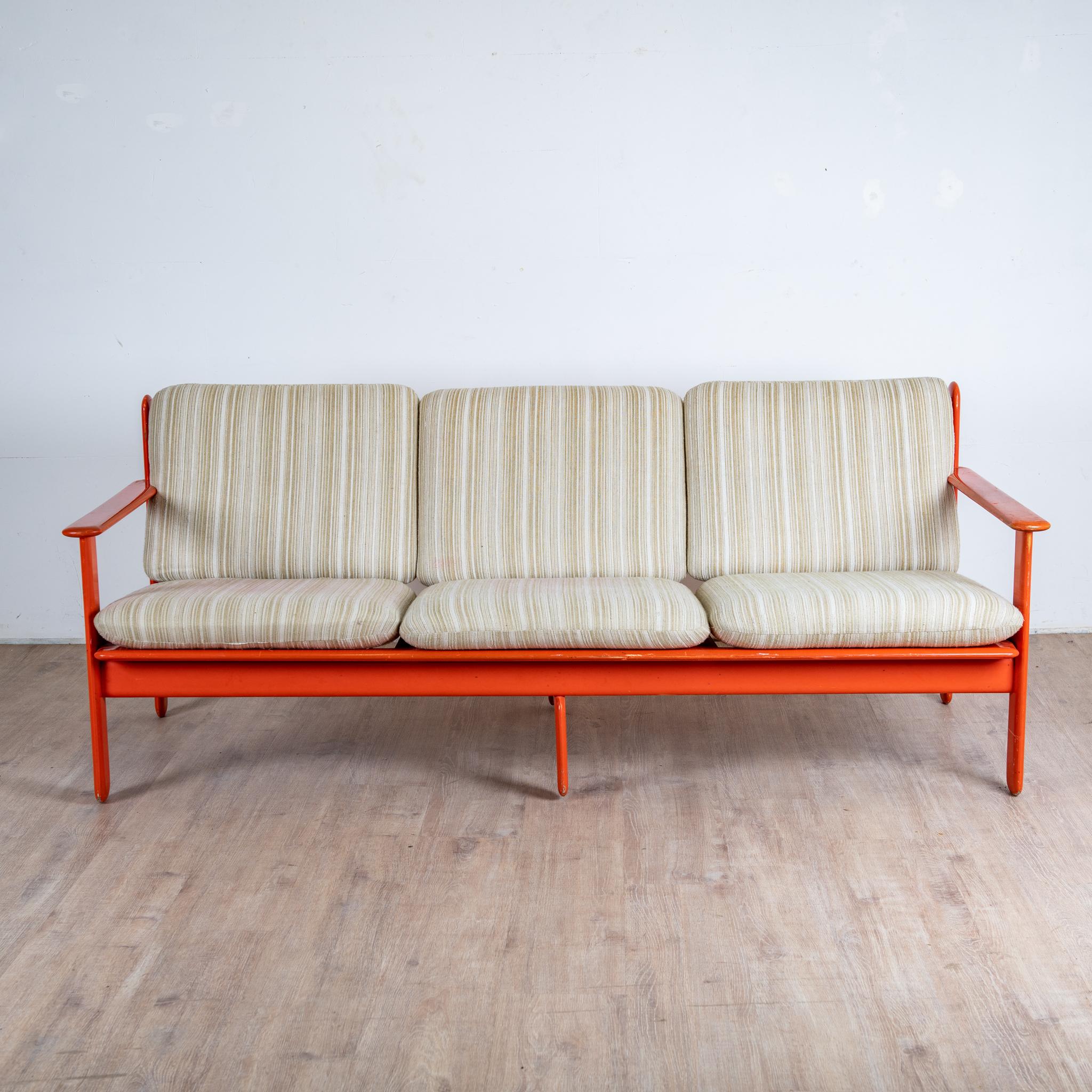 Canapé 3 places en bois laqué orange, fabriqué en Italie, 1970

Struktur aus rot lackiertem Holz, Coussin d'assise aus schaumigem Coton d'origine.

hauteur 75 cm hauteur assise 40 cm longueur 190 profondeur 80 cm