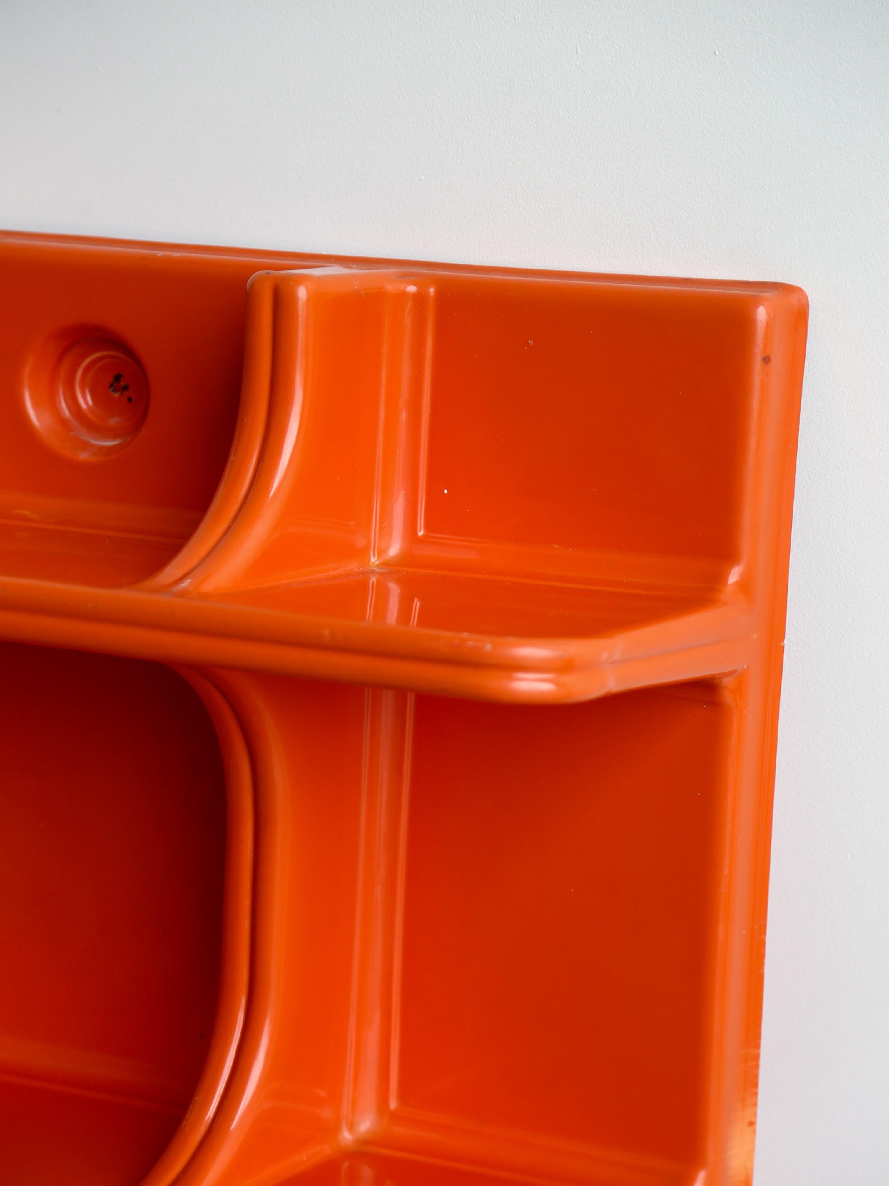 italien organiser mural en plastique orange  1970s en vente