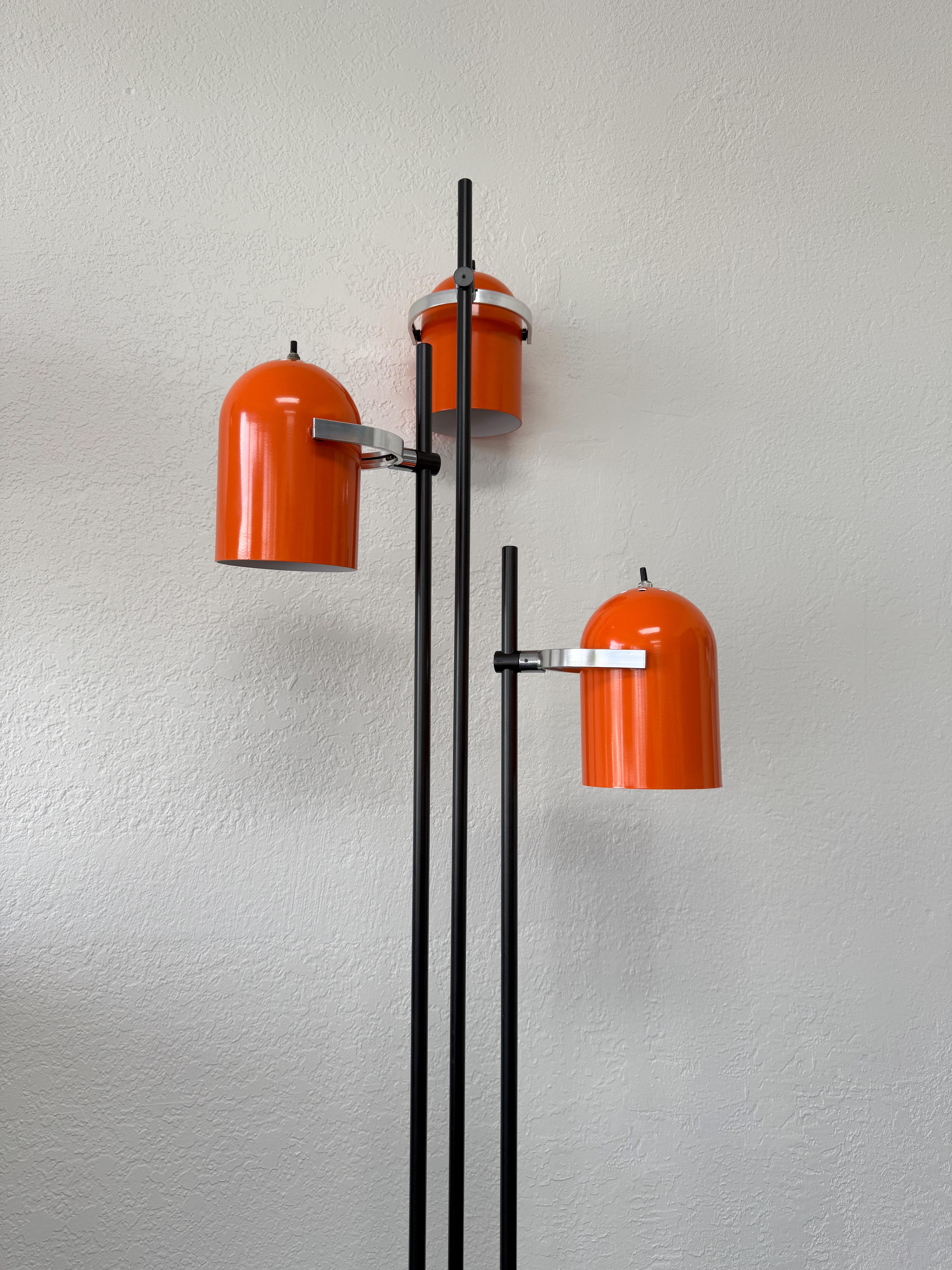 Lampada da terra Mid-Century Modern degli anni '60, arancione e nera, verniciata a polvere, di Lightolier. 
Rivestito di nuova energia. Le tonalità possono essere regolate. 
Cablata per gli Stati Uniti, può ospitare tre lampadine da 75w Max.