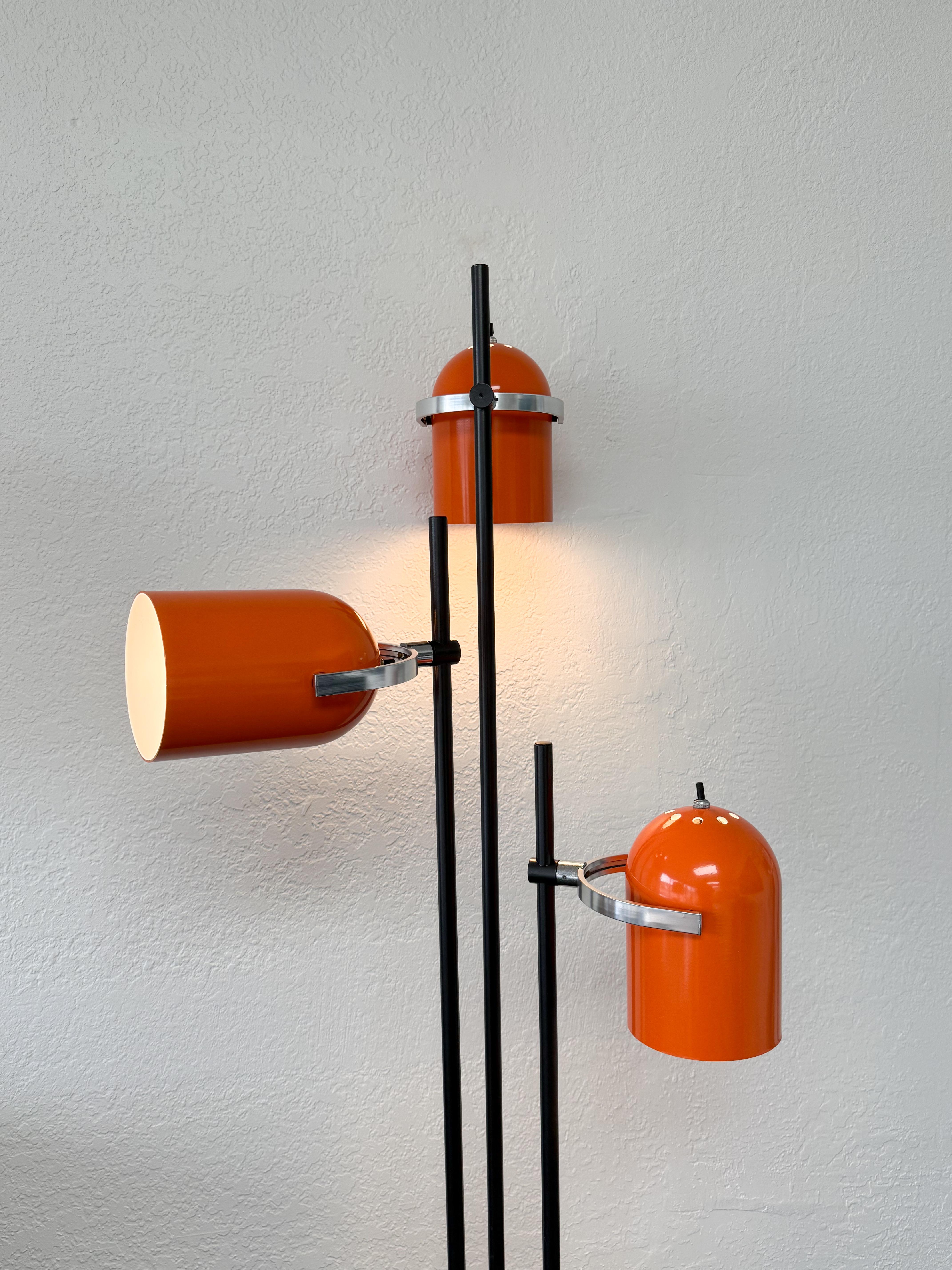 Mid-Century moderno Lampada da terra regolabile Orange di Lightolier in vendita