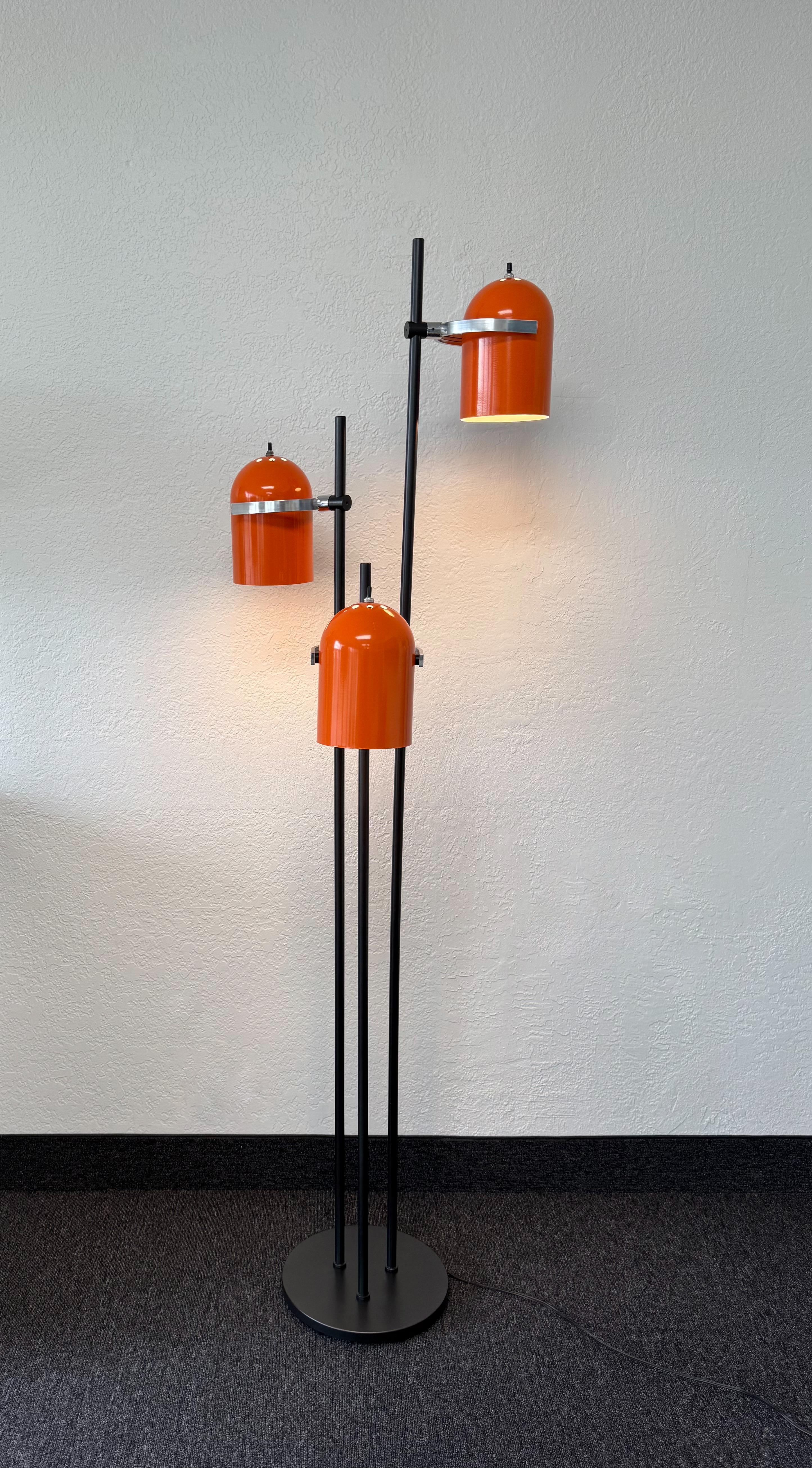 Verniciatura a polvere Lampada da terra regolabile Orange di Lightolier in vendita