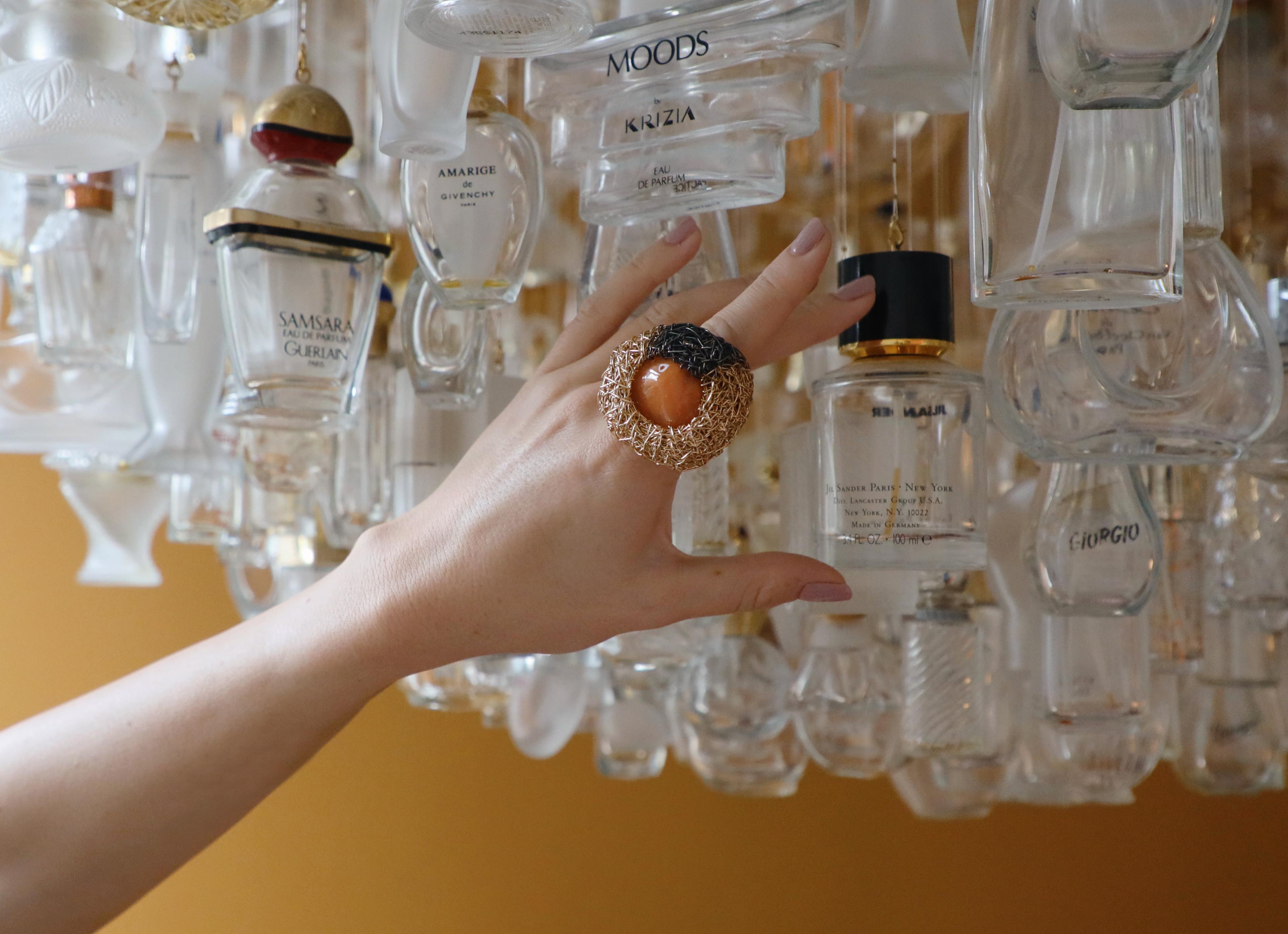 Anello da cocktail in agata arancione, colorato e arzigogolato, unico nel suo genere in vendita 9
