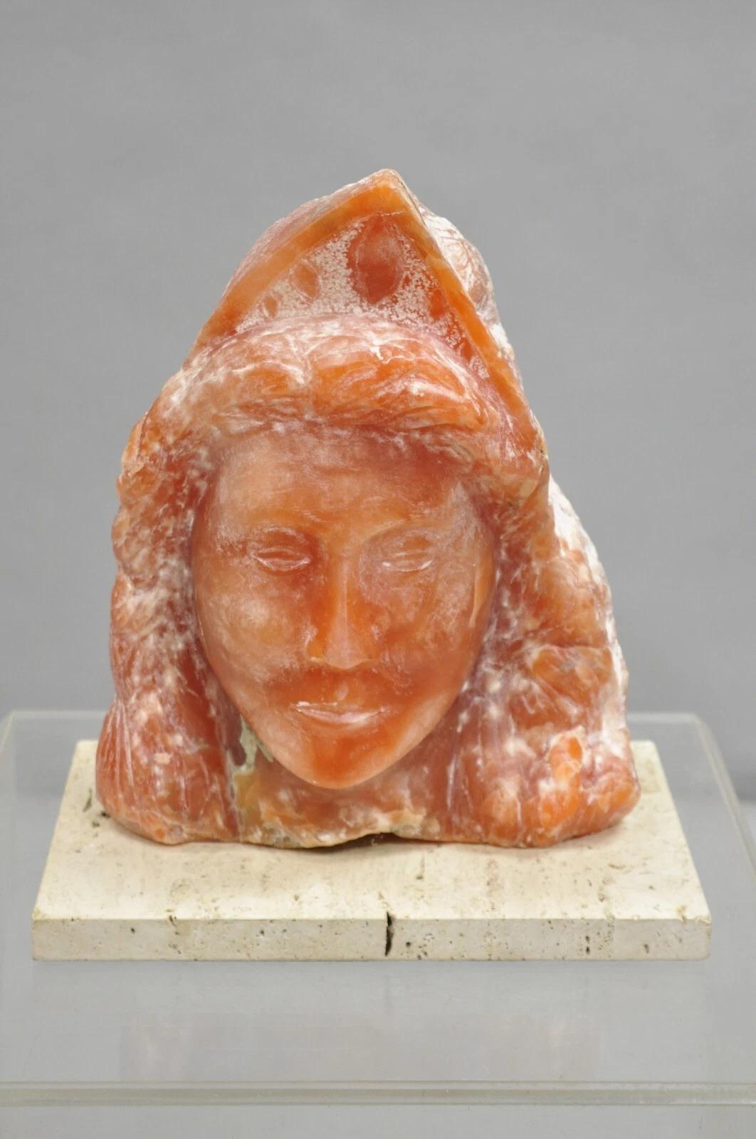 Busto di donna nativa americana in alabastro arancione scolpito su base di travertino. La scultura non è firmata e l'artista non è stato confermato. (Pesa circa 30 libbre). Circa alla fine del XX secolo. Misure: 14