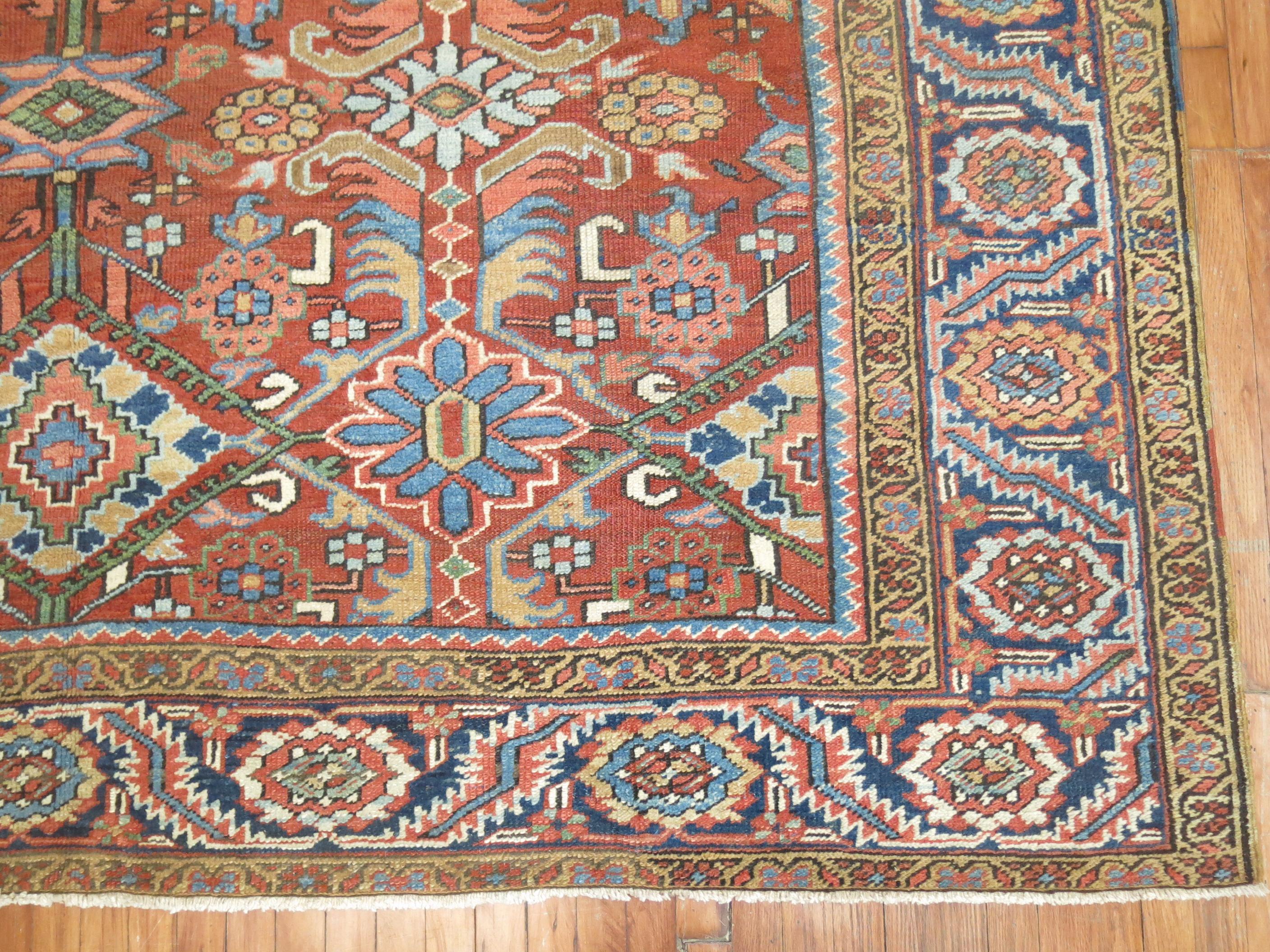 Orangefarbener antiker persischer Heriz-Teppich im Zustand „Gut“ im Angebot in New York, NY