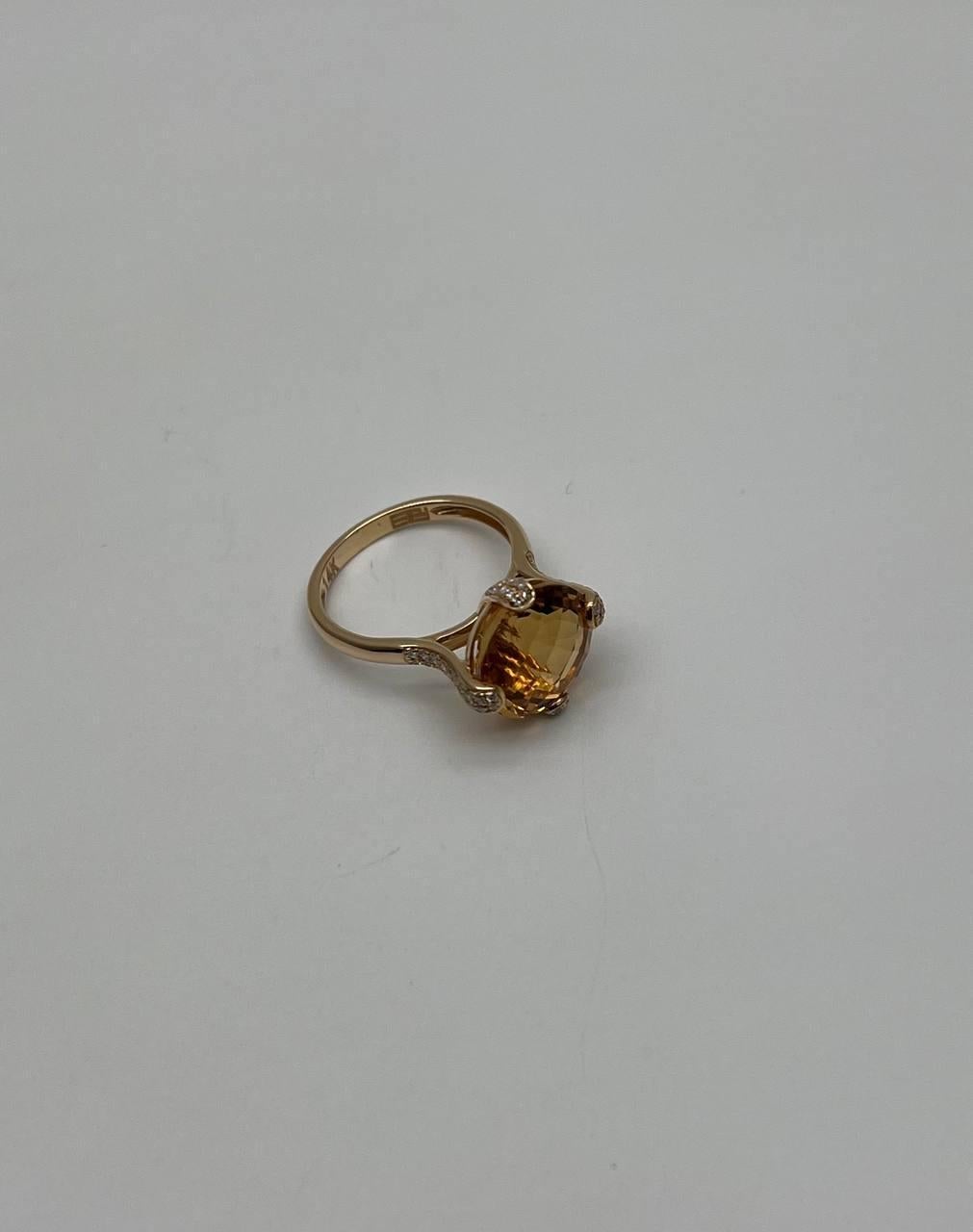Eine Studie in Wärme, Eleganz und Brillanz.
Dieser auffällige Ring besticht durch einen feurigen, orangefarbenen Citrin. Der Stein im Brillantschliff ist wunderschön in ein 14-karätiges Goldband eingefasst, das auf beiden Seiten mit zarten Diamanten