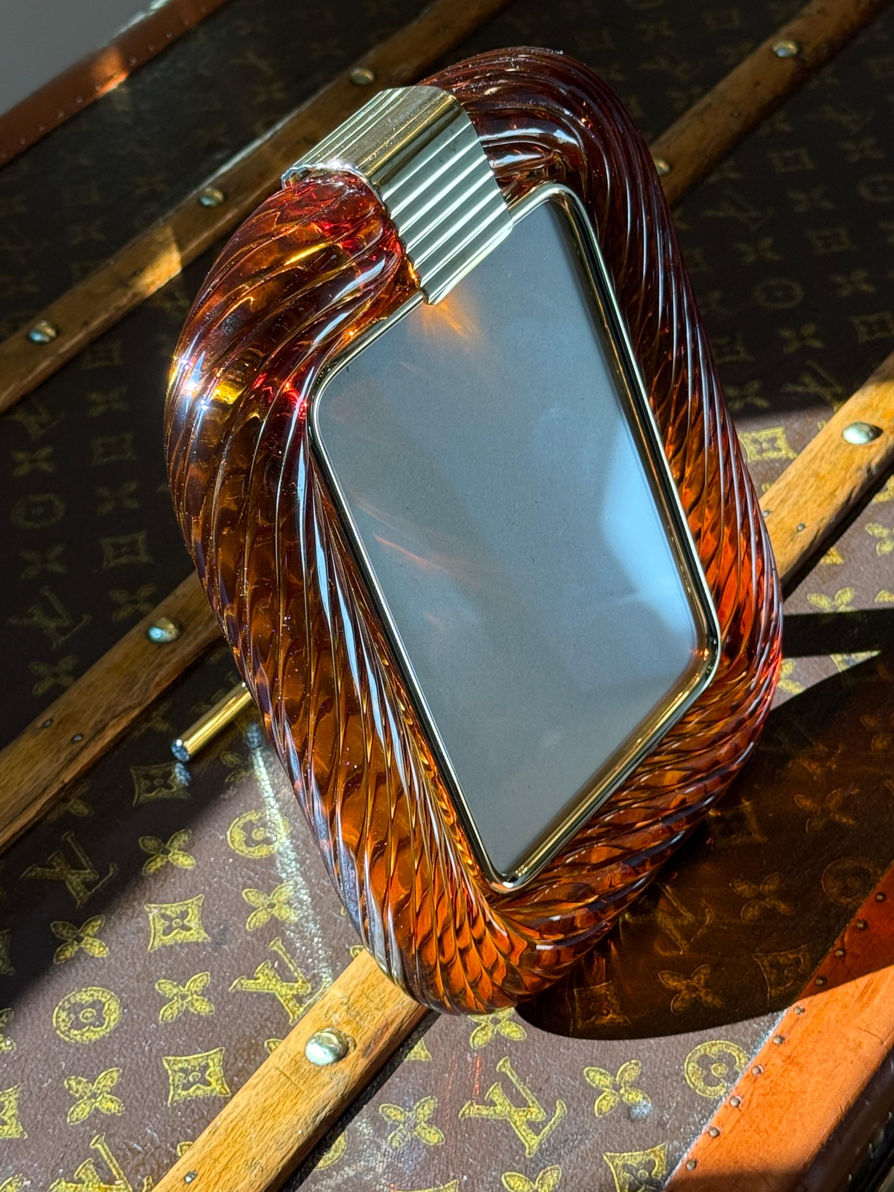 Este hermoso marco de fotos vertical es puramente en la fabricación de vidrio vénitien  La técnica empleada para conseguir este rico efecto de cuerda retorcida se denomina 