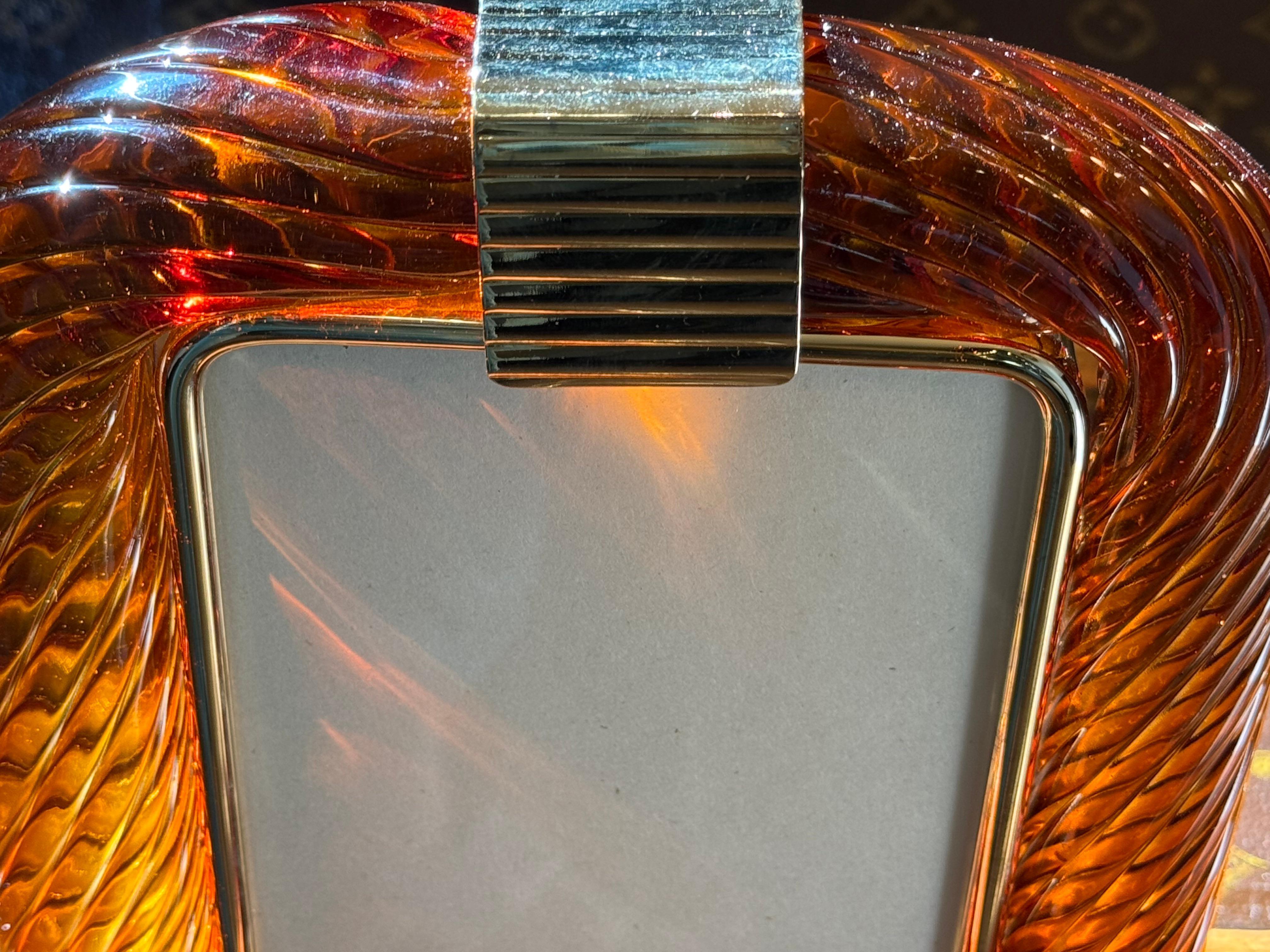 Marco de fotos naranja ámbar dorado trenzado de cristal de Murano y latón Italiano en venta