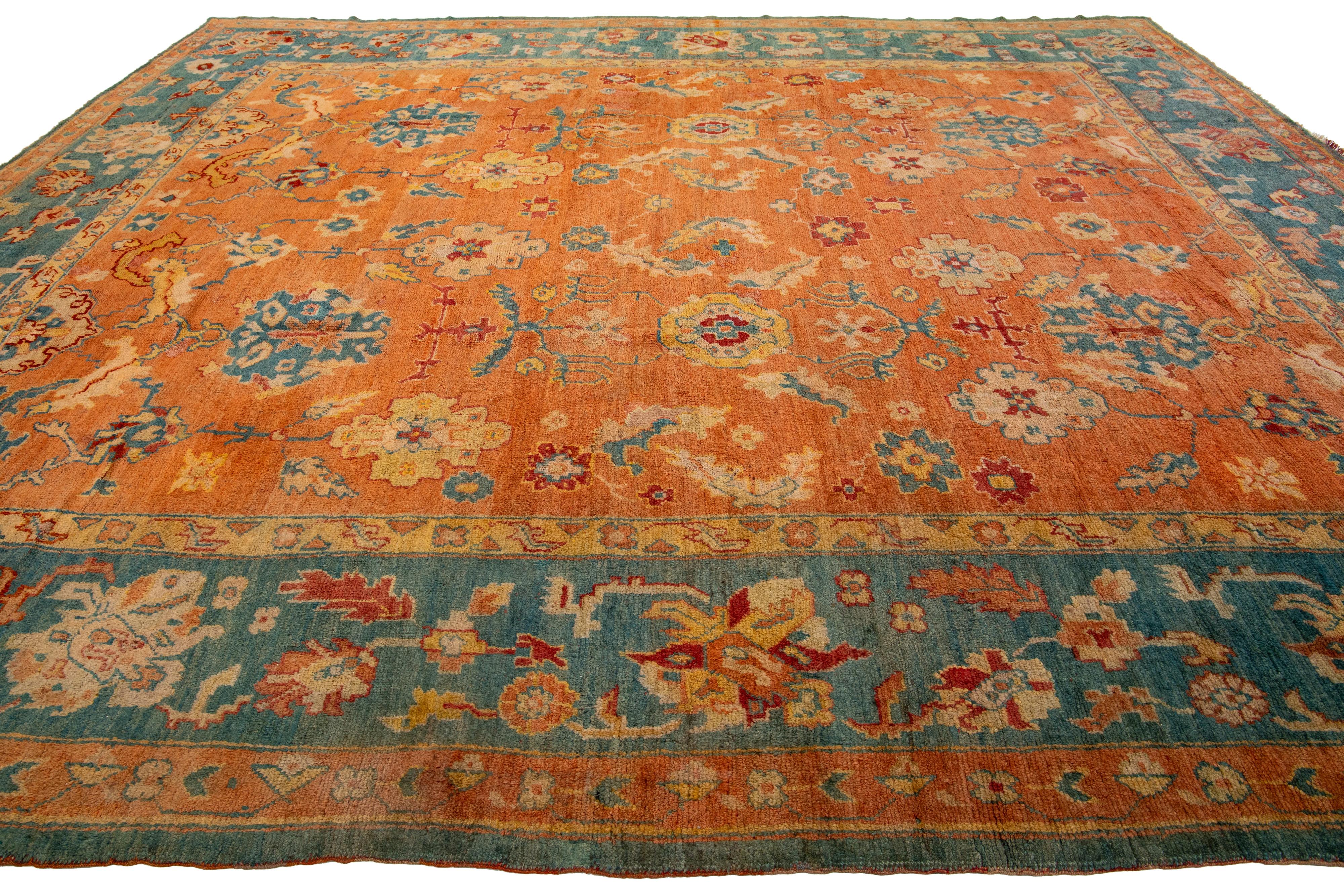 Noué à la main Tapis turc ancien en laine d'Oushak orange et bleu fabriqué à la main dans les années 1880 en vente