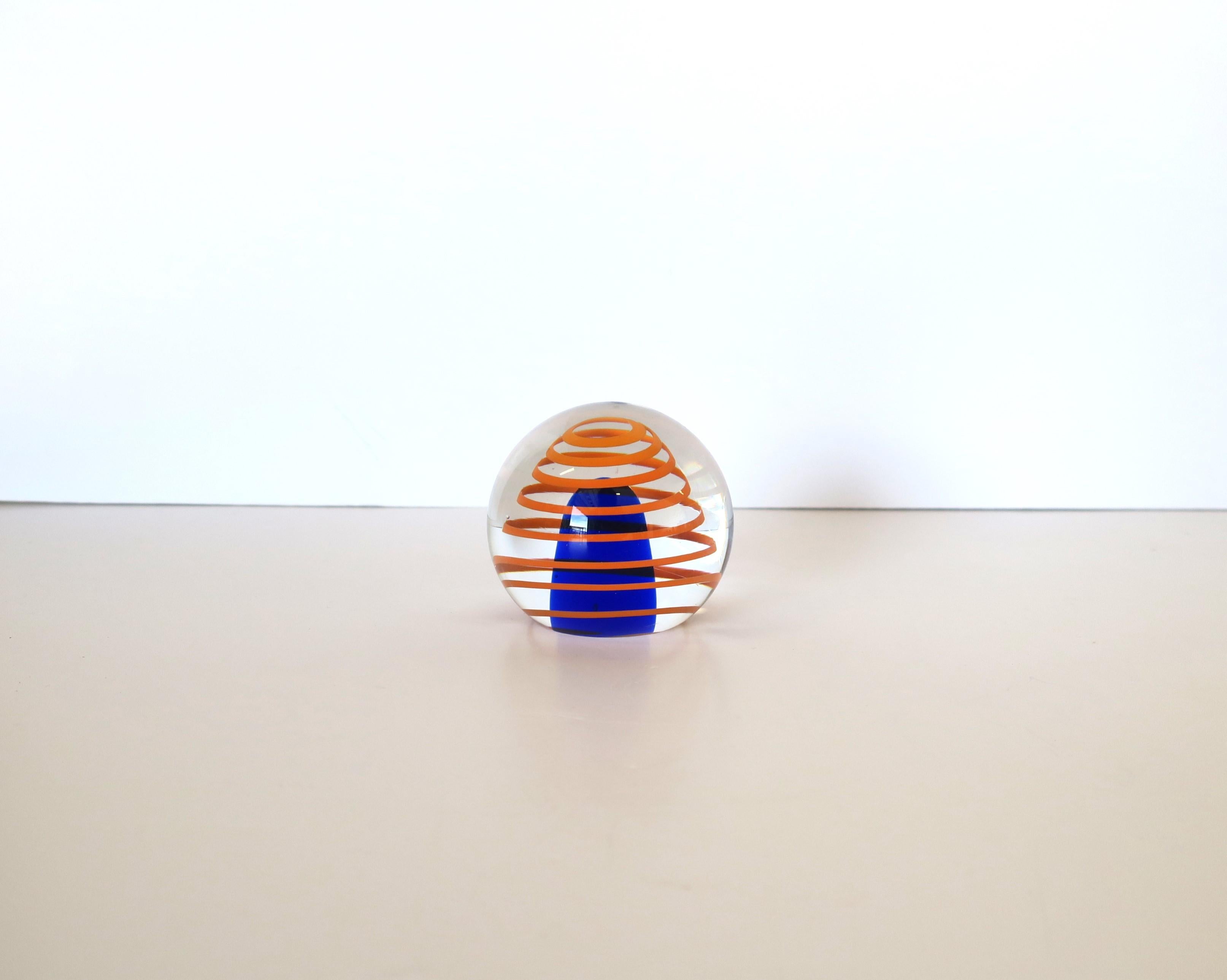 Très bel objet décoratif de type presse-papier en verre d'art orange et bleu de Beránek Glassworks, vers le milieu du XXe siècle, Tchécoslovaquie. La marque du marqueur est gravée sur le fond, comme le montre la dernière image. Dimensions : 2,25