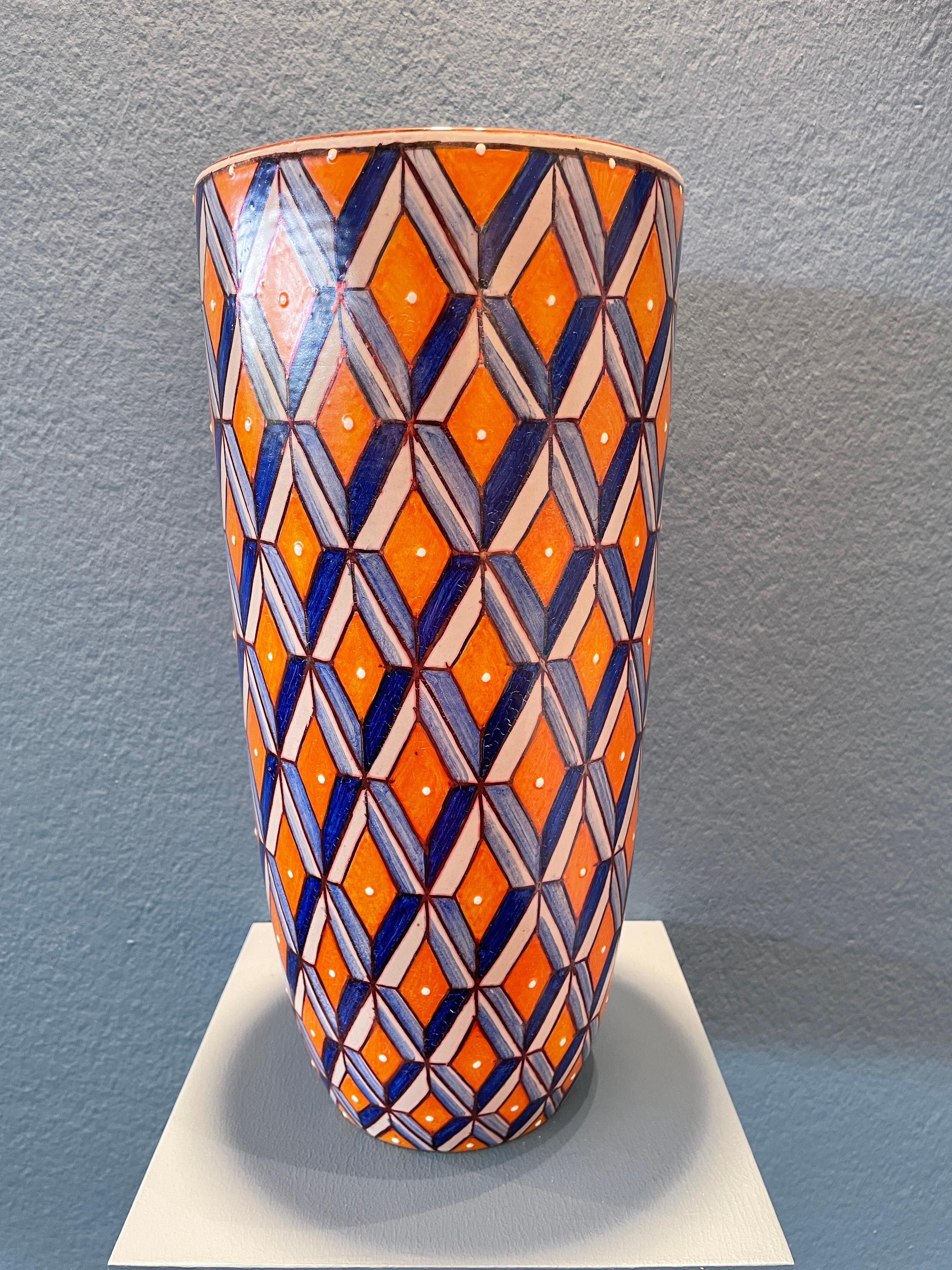 Bottega Vignoli, vase conique Borgia, 2022 majolique peinte à la main 17cm x 37cm de hauteur. Pièce unique.

Bottega Vignoli est une marque de céramique artistique basée à Faenza, l'un des centres de production de céramique les plus représentatifs