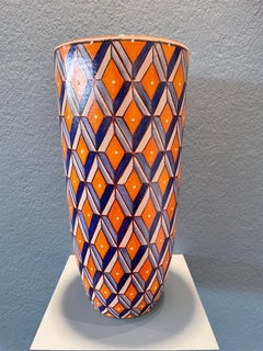 Vase en céramique orange et bleu peint à la main en majolique Italie Contemporary