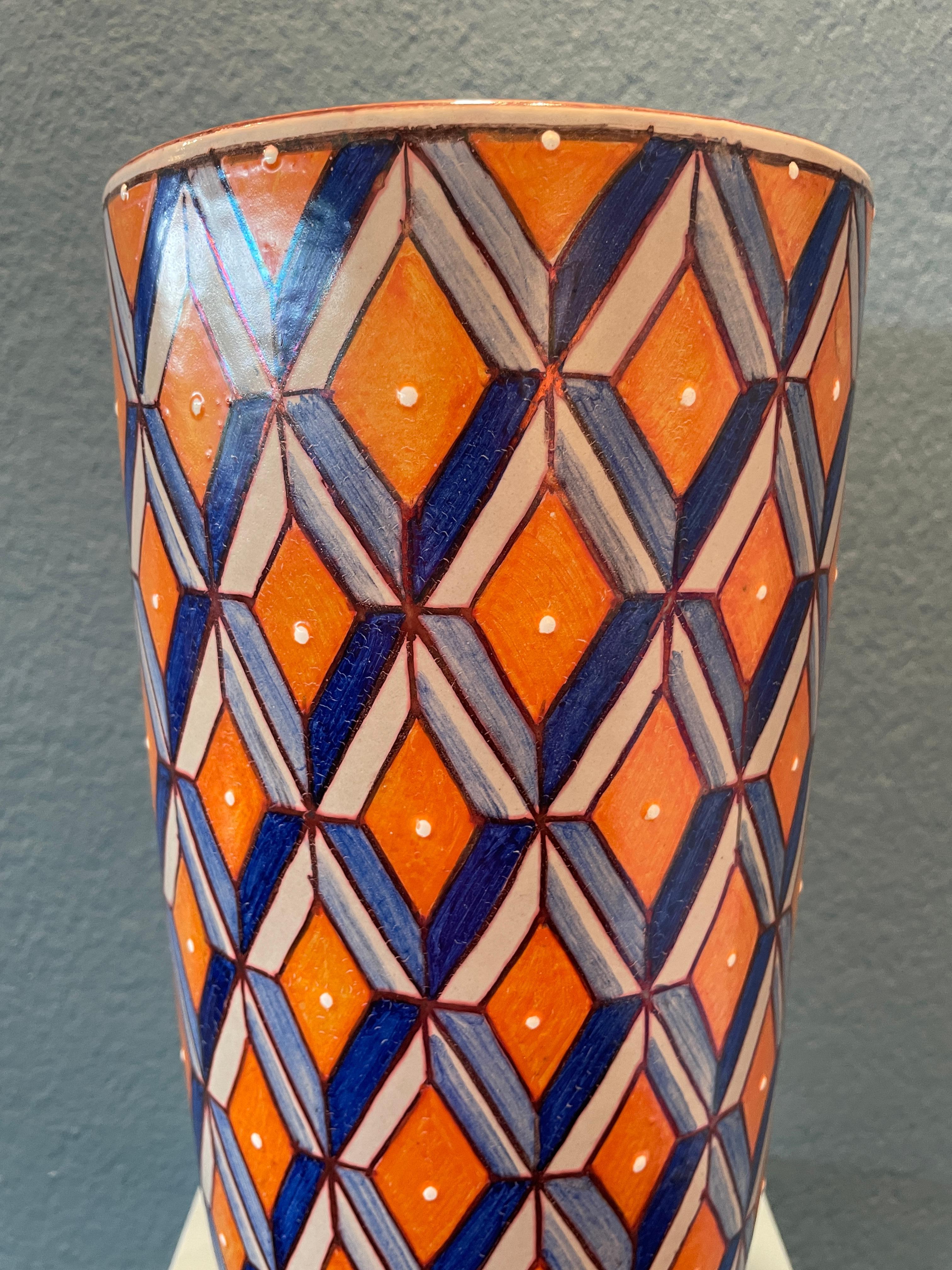 Peint à la main Vase en céramique orange et bleu peint à la main en majolique Italie Contemporary en vente