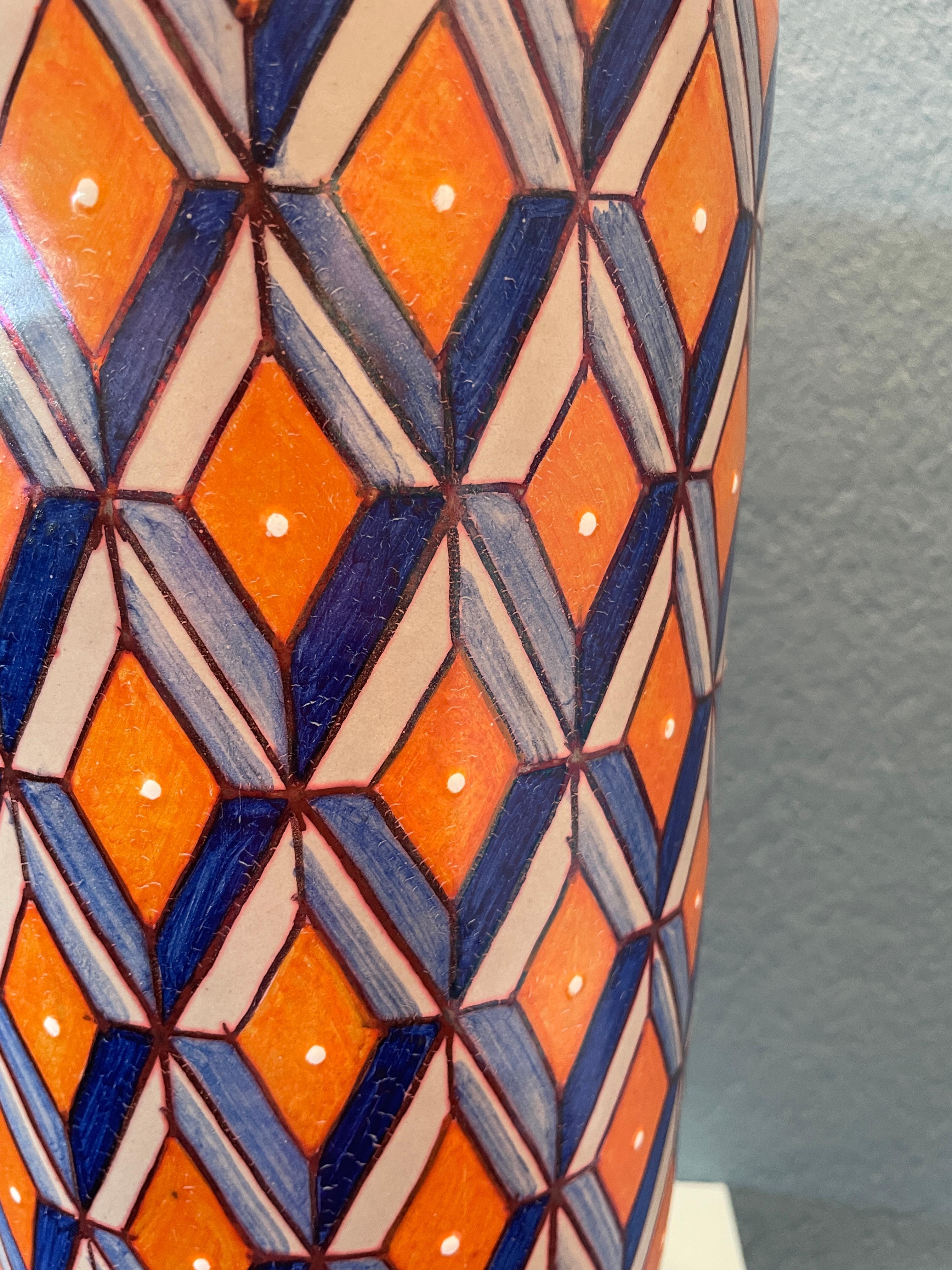 XXIe siècle et contemporain Vase en céramique orange et bleu peint à la main en majolique Italie Contemporary en vente