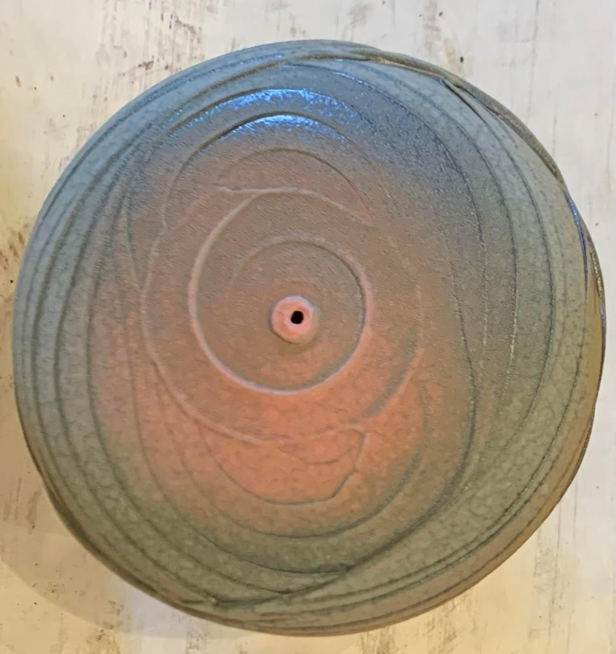 Americano Vaso piccolo in terracotta con texture arancione e blu, Stati Uniti, contemporaneo in vendita