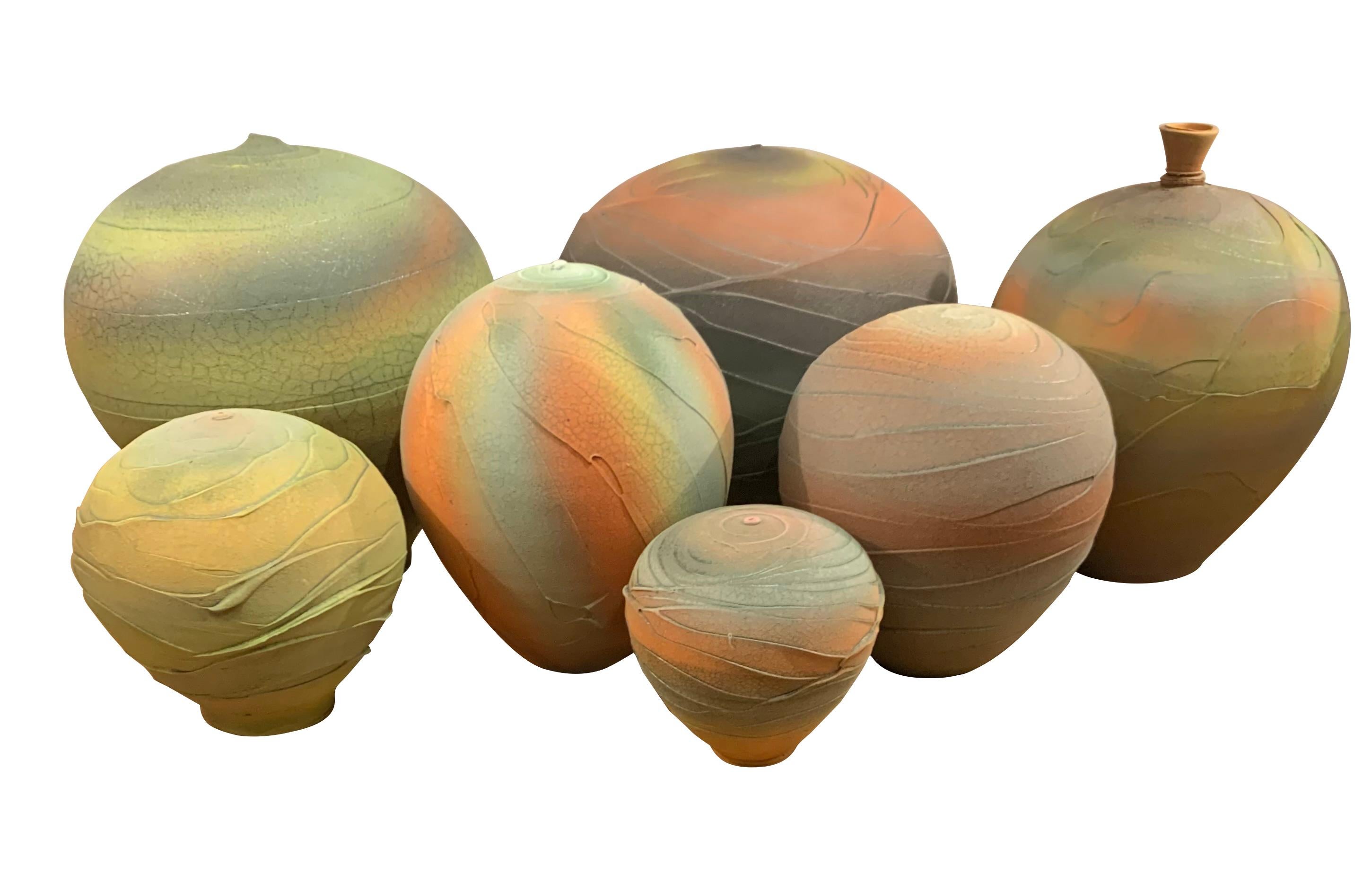 XXI secolo e contemporaneo Vaso piccolo in terracotta con texture arancione e blu, Stati Uniti, contemporaneo in vendita
