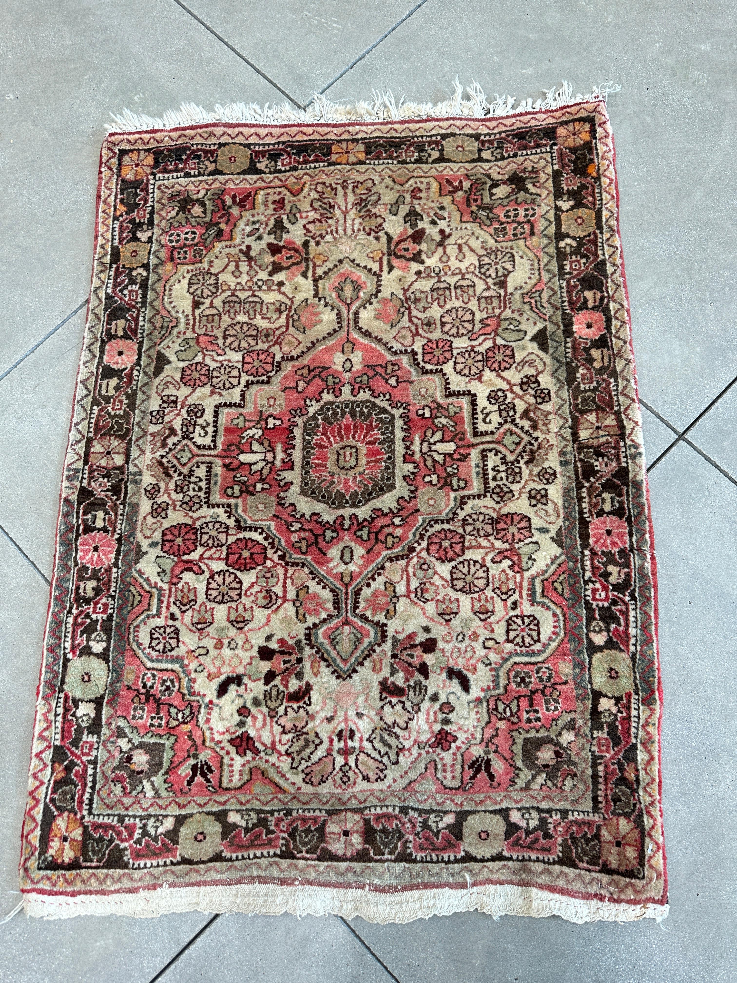 Verwandeln Sie Ihren Wohnraum mit dem zeitlosen Charme und der filigranen Schönheit unseres altpersischen Akzentteppichs in Orange und Braun. Dieses exquisite Stück ist ein Beispiel für die Kunstfertigkeit persischer Handwerkskunst und besticht
