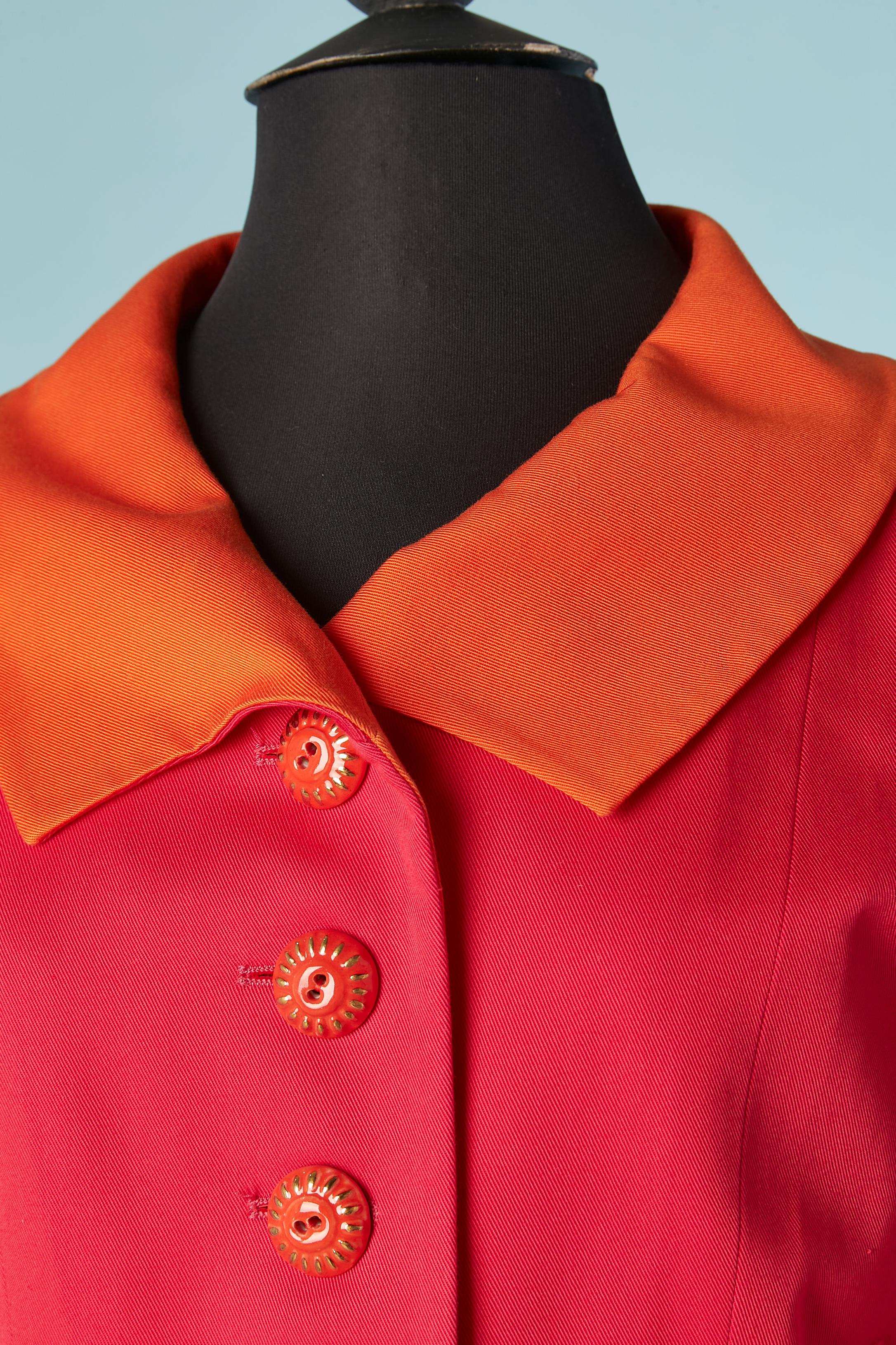 Jacke in Orange und Fushia mit Keramikknöpfen. Zusammensetzung des Hauptgewebes: 100% Baumwolle, Futter: Acetat und Viskose. 
Schulterpads. Halbgürtel mit 2 Knöpfen in der hinteren Mitte. 
SIZE 36 auf dem Etikett, passt aber eher M/L