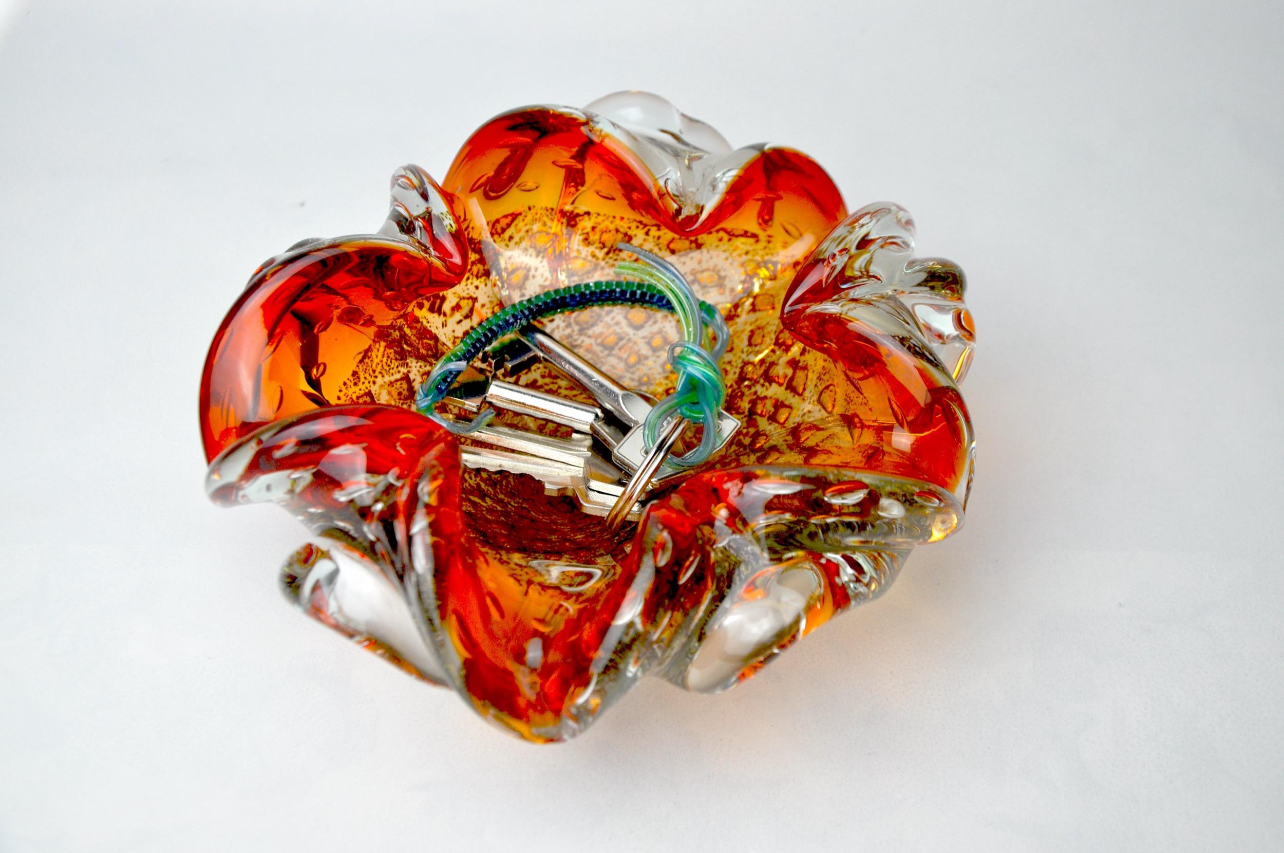 Superb and rare key removal or ashtray sommerso orange and gold designated and manufactured for seguso in murano in the 1970s. Artisanal work of glass according to the sommerso technique (superposition of layers of molten glass). Magnificent object
