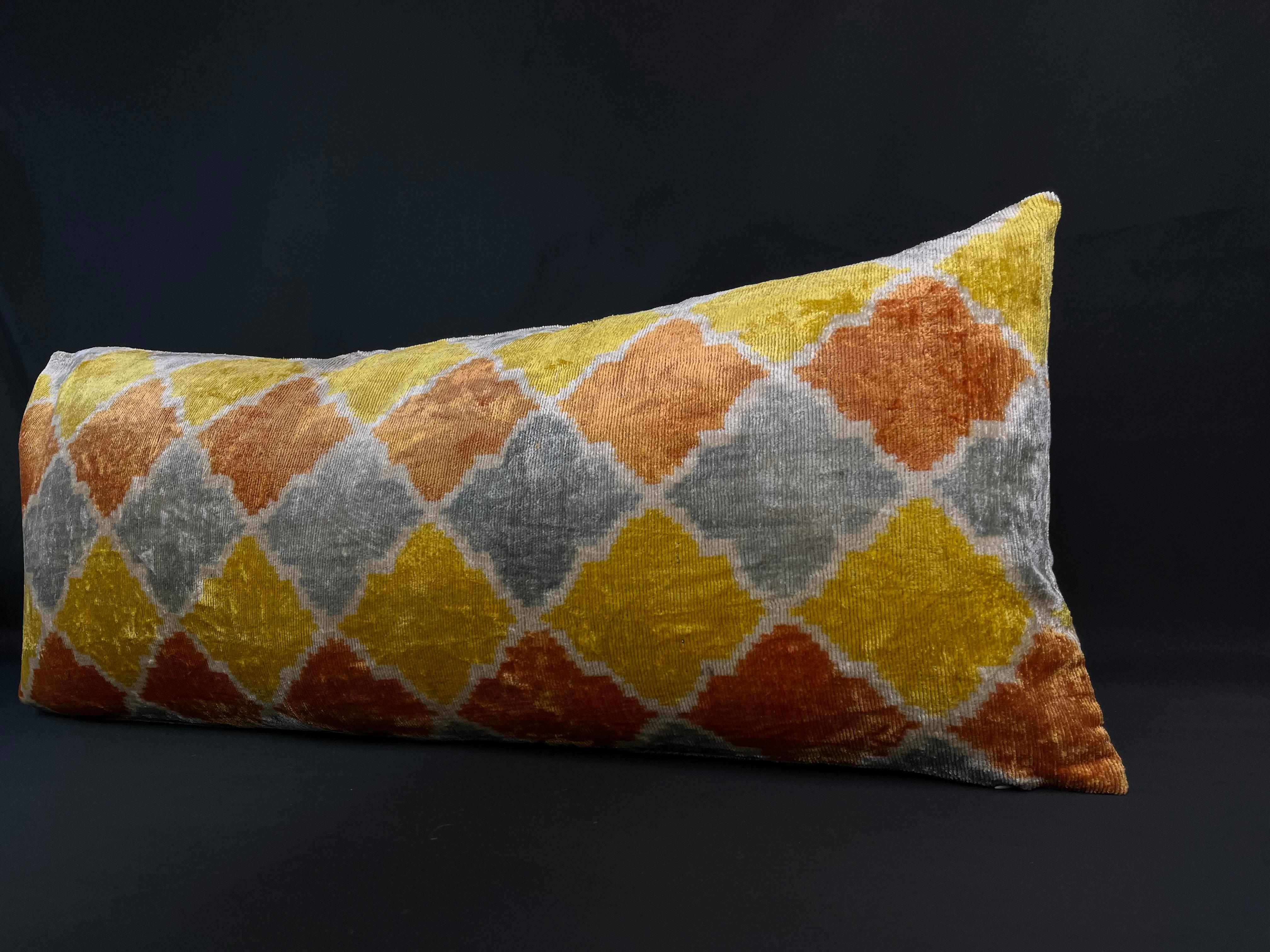 Ein atemberaubender Kissenbezug aus türkischem Ikat-Samt, fachmännisch handgewebt aus feinster Seide und verziert mit lebendigen, handgefärbten Mustern. Dieser exquisite Kissenbezug ist ein wahres Kunstwerk, das von geschickten Kunsthandwerkern mit