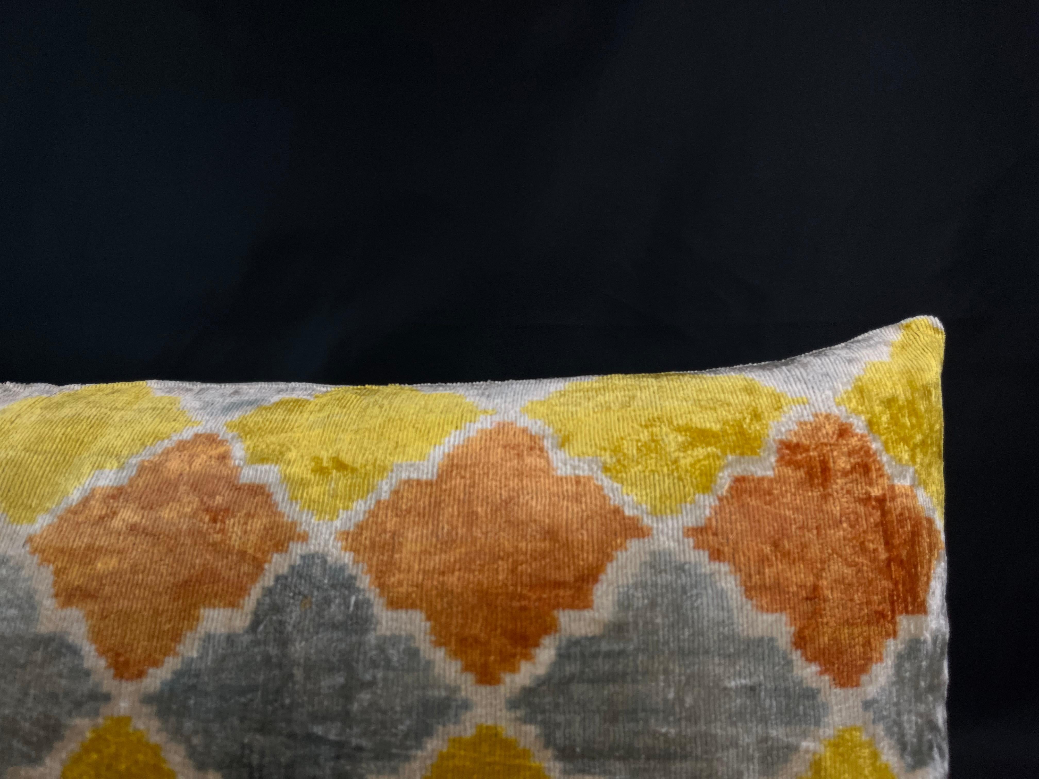 Moderne Taie d'oreiller en velours de soie Ikat orange et gris en vente